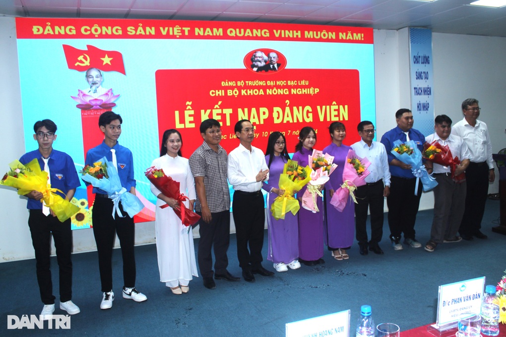 Đảng viên trẻ từ sinh viên là những nhân tố kế thừa ưu tú - 1 Đảng viên trẻ từ sinh viên là những nhân tố kế thừa ưu tú - 1