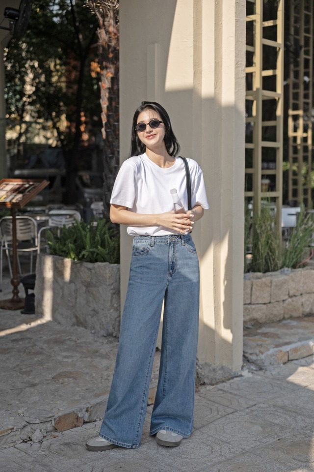Đây là cách mặc đẹp quần jeans xanh cuối hè- Ảnh 1. Đây là cách mặc đẹp quần jeans xanh cuối hè- Ảnh 1.