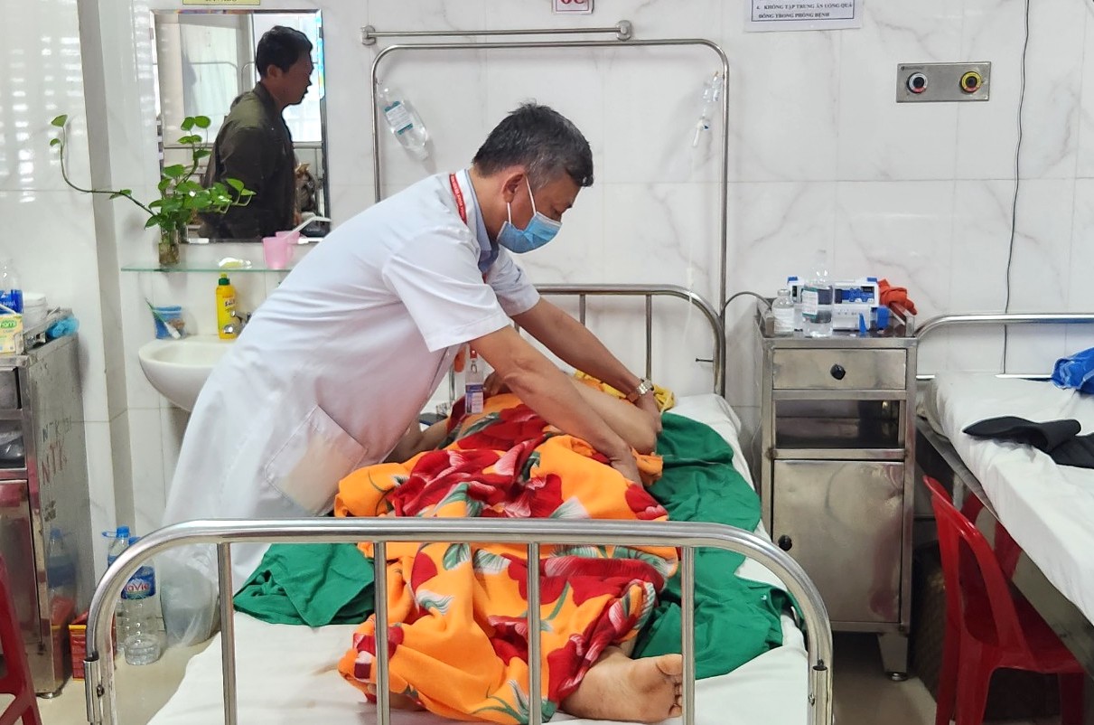 Đi hái cà phê thuê, một phụ nữ bị rơi xuống giếng sâu liệt hai chân - Ảnh 1. Đi hái cà phê thuê, một phụ nữ bị rơi xuống giếng sâu liệt hai chân - Ảnh 1.