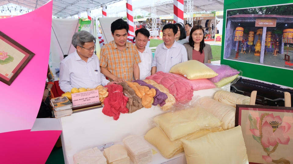 Lụa tơ sen là một trong những sản phẩm độc đáo nhất từ sen của nghệ nhân Hà Nội.