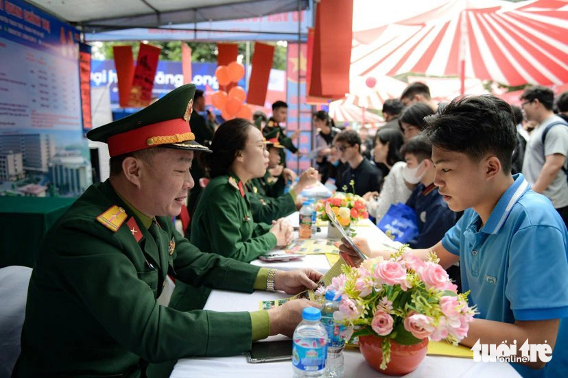 Điểm sàn 17 trường quân đội, cao nhất 24 điểm- Ảnh 1. Thí sinh tham gia chương trình tư vấn tuyển sinh - hướng nghiệp năm 2024 tìm hiểu thông tin tuyển sinh của trường quân đội - Ảnh: NAM TRẦN