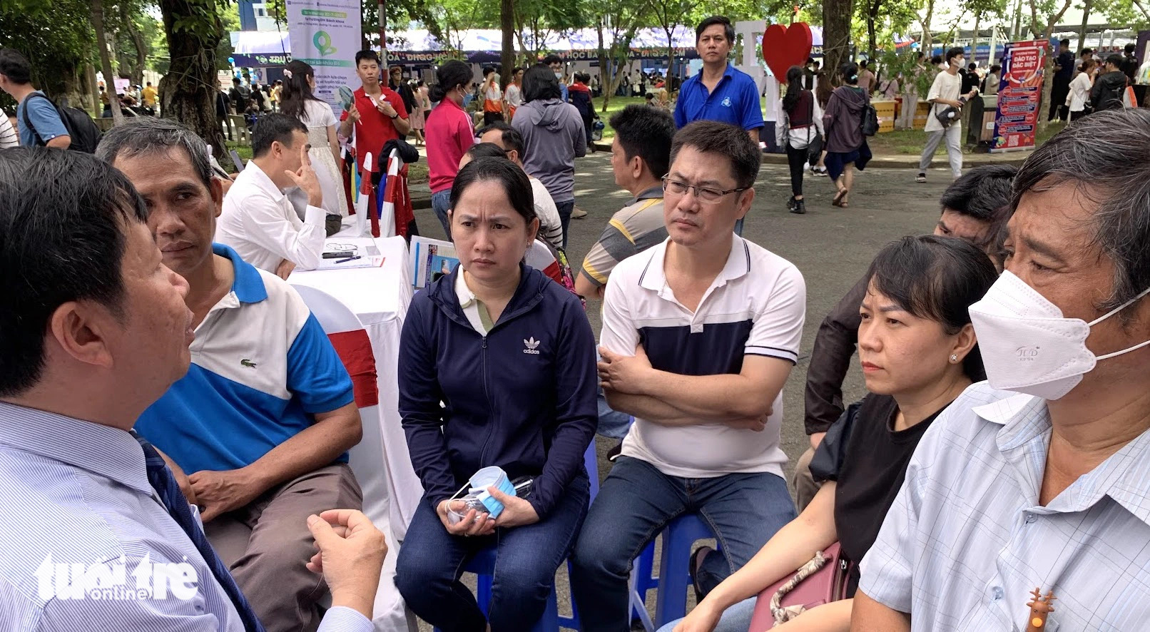 Điểm sàn Trường đại học Y Dược TP.HCM cao nhất 24 điểm- Ảnh 1. PGS.TS Nguyễn Ngọc Khôi giải đáp thắc mắc của phụ huynh về điểm sàn xét tuyển vào Trường đại học Y Dược TP.HCM tại Ngảy hội lựa chọn nguyện vọng xét tuyển năm 2023 - Ảnh: TRẦN HUỲNH
