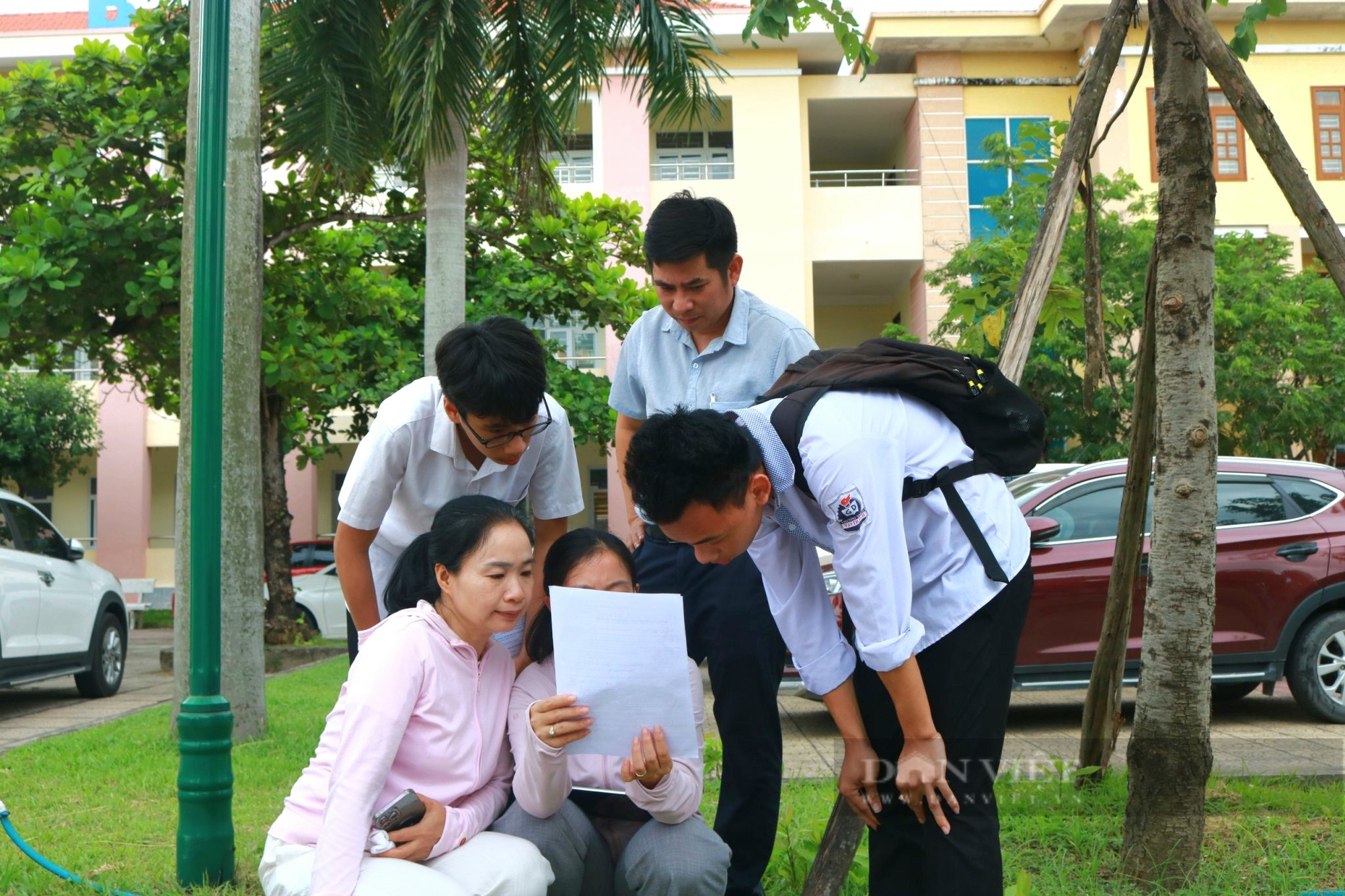Phụ huynh cùng con hồi hộp chờ điểm thi, điểm chuẩn vào lớp 10 ở Quảng Bình năm 2024- Ảnh 1. Phụ huynh cùng con hồi hộp chờ điểm thi, điểm chuẩn vào lớp 10 ở Quảng Bình năm 2024- Ảnh 1.