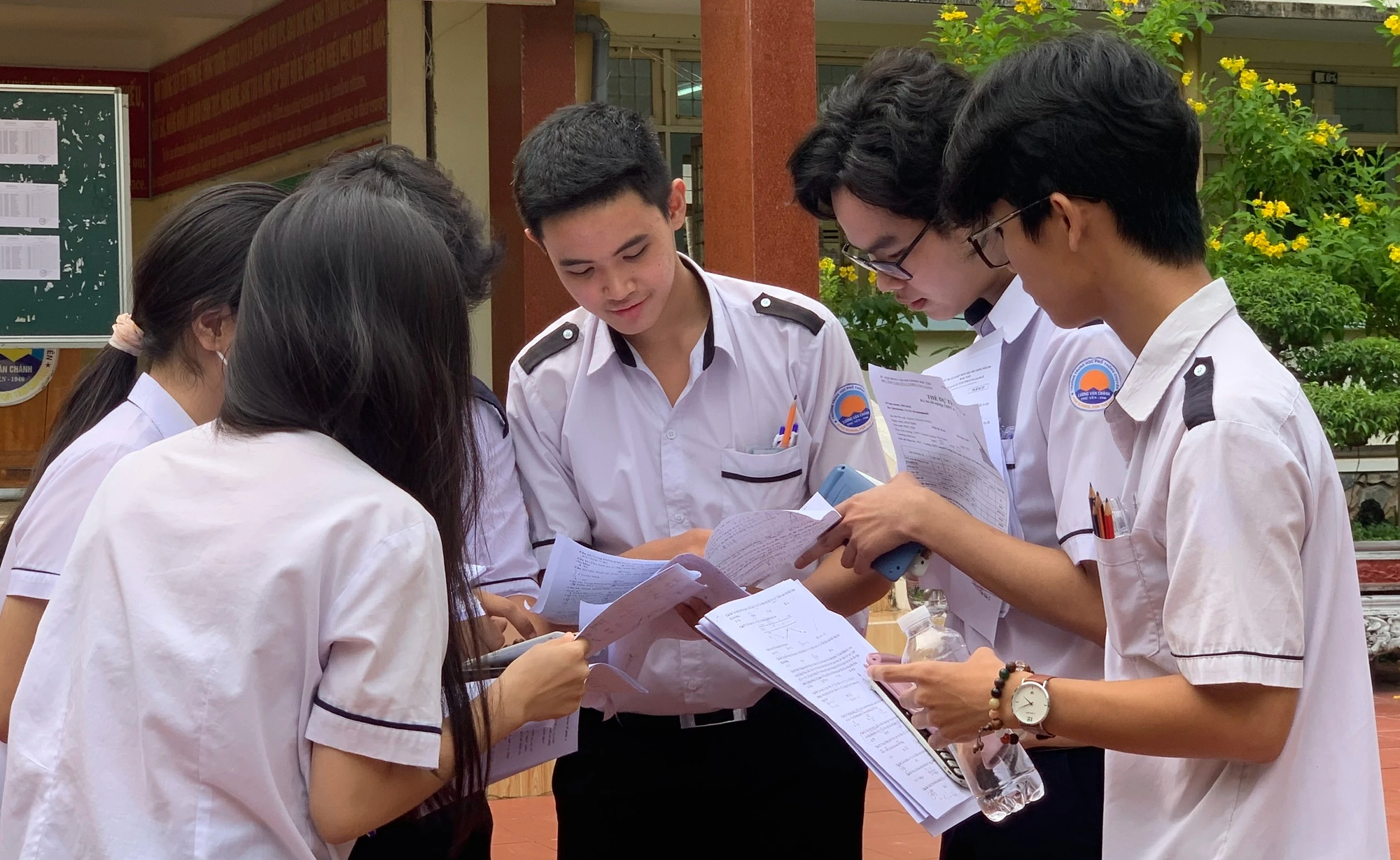Độ khó nhỉnh hơn, sẽ rất ít điểm 10 môn toán- Ảnh 1. Độ khó nhỉnh hơn, sẽ rất ít điểm 10 môn toán- Ảnh 1.