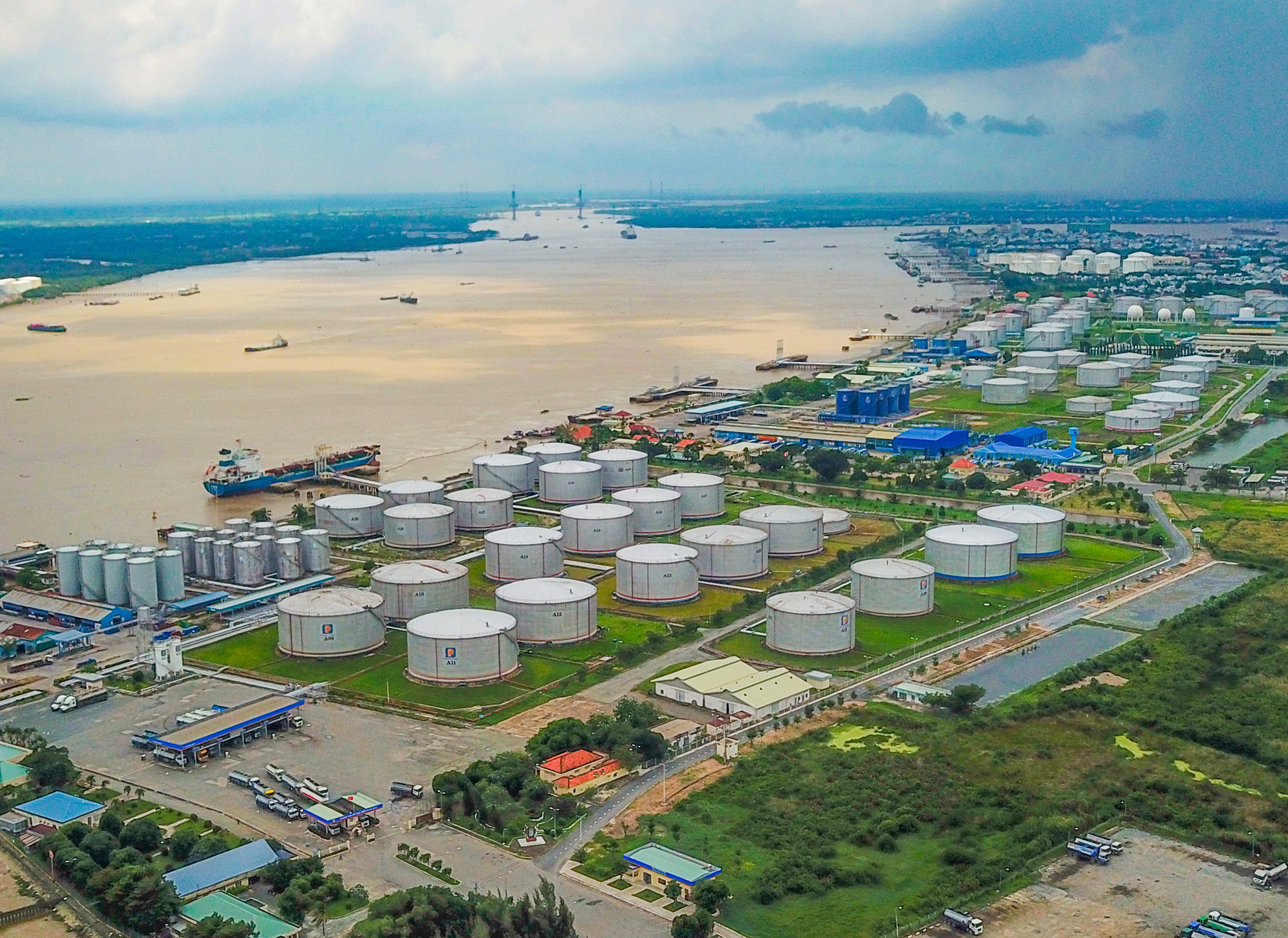 Việc mua xăng dầu chủ yếu từ nguồn trong nước có thể khiến giá đầu vào bị đẩy lên. Trong ảnh: tổng kho xăng dầu Nhà Bè, TP.HCM - Ảnh: QUANG ĐỊNH Việc mua xăng dầu chủ yếu từ nguồn trong nước có thể khiến giá đầu vào bị đẩy lên. Trong ảnh: tổng kho xăng dầu Nhà Bè, TP.HCM - Ảnh: QUANG ĐỊNH