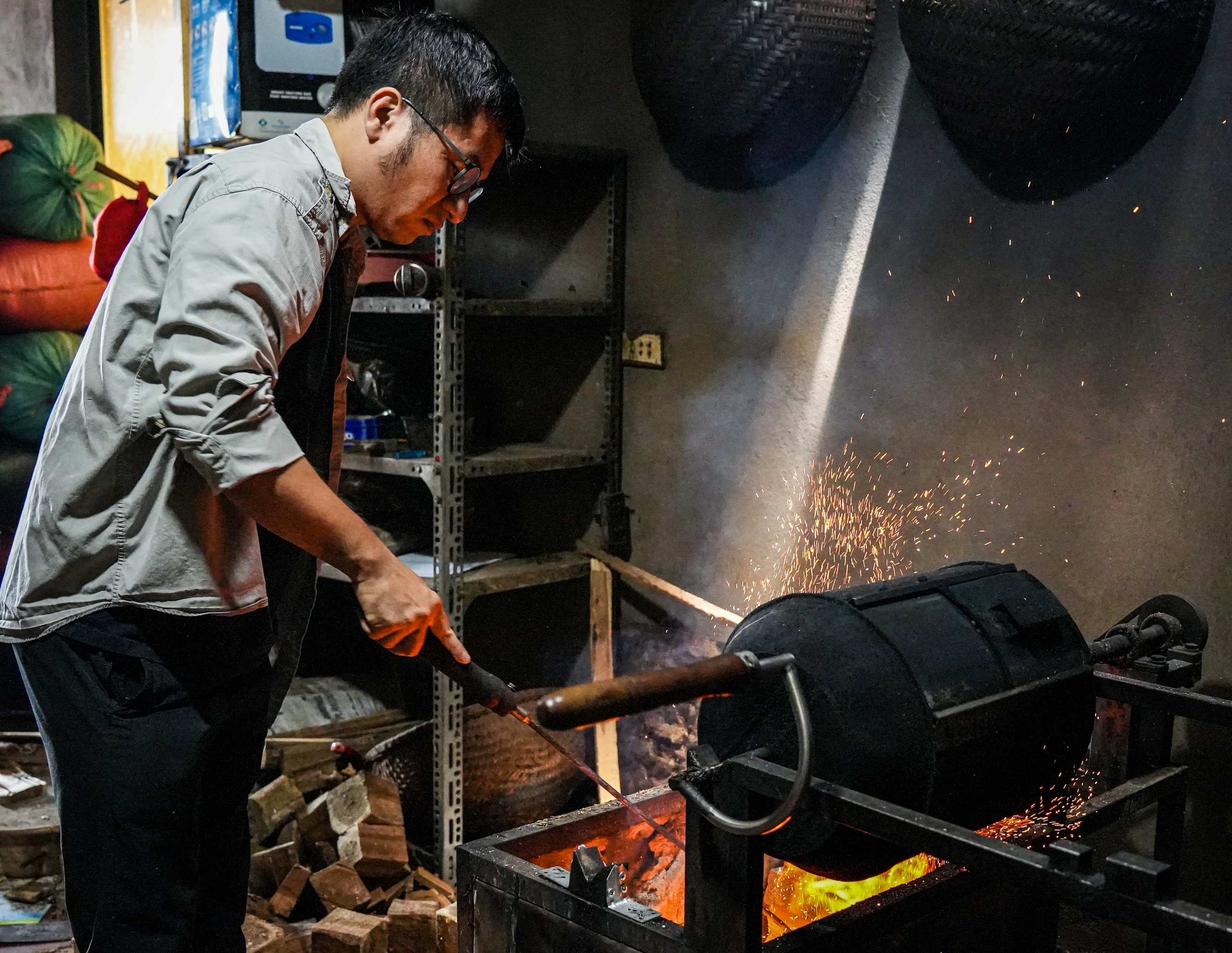Độc đáo quán cà phê rang mộc gần 100 tuổi ở Hà Nội - Ảnh 1. Độc đáo quán cà phê rang mộc gần 100 tuổi ở Hà Nội - Ảnh 1.