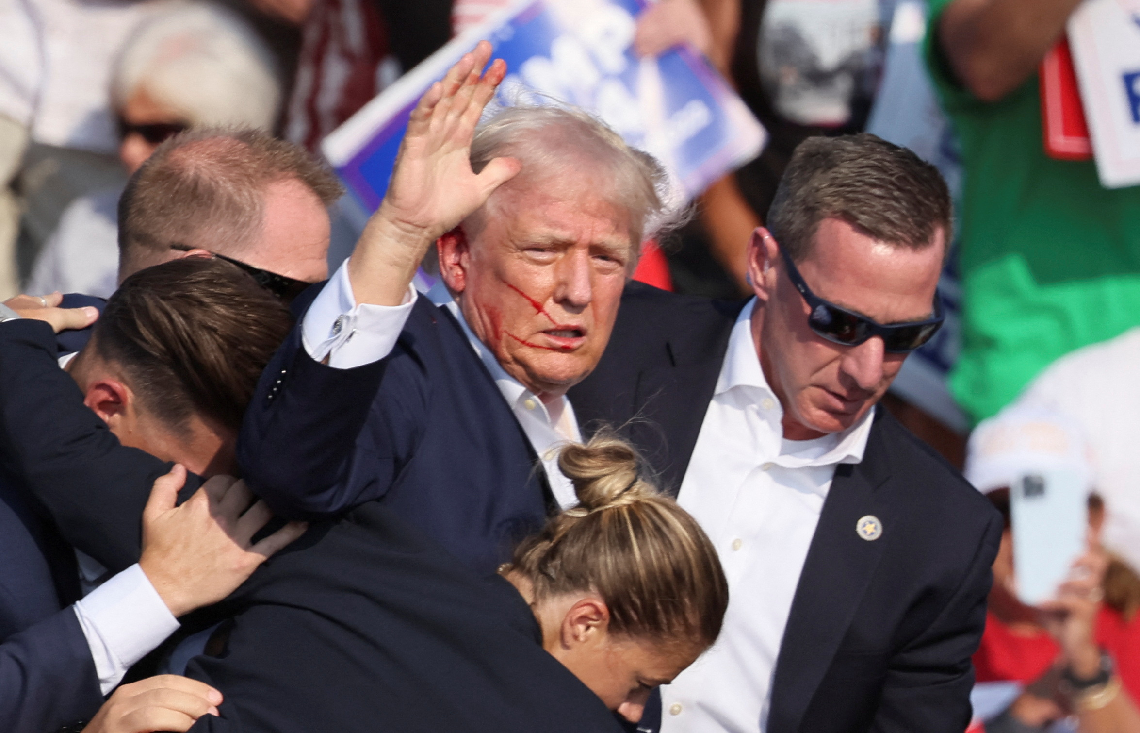 Đội an ninh của ông Trump được cảnh báo 3 phút trước vụ nổ súng?- Ảnh 1. Đội an ninh của ông Trump được cảnh báo 3 phút trước vụ nổ súng?- Ảnh 1.