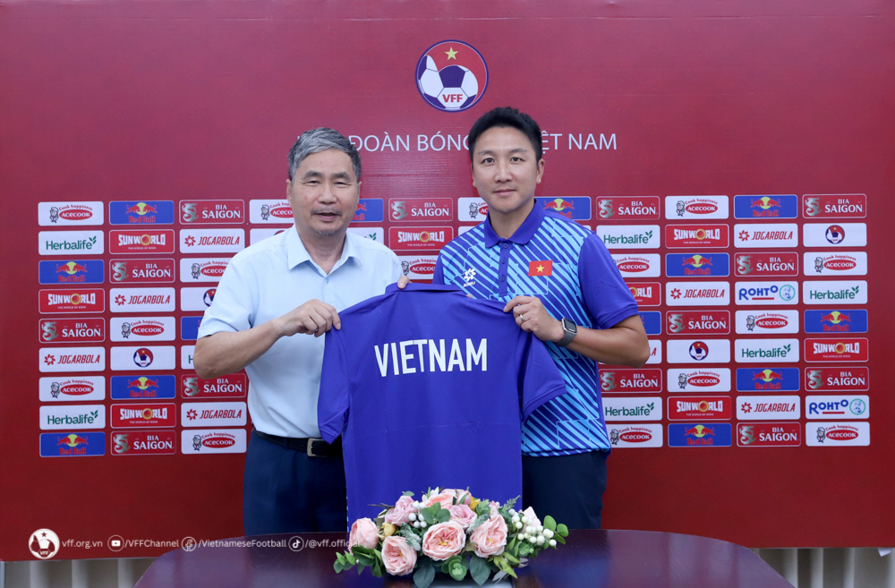 Đội tuyển Việt Nam có thêm chuyên gia 'xịn' đồng hương của ông Kim, nhân vật mới nói gì?- Ảnh 1. Đội tuyển Việt Nam có thêm chuyên gia 'xịn' đồng hương của ông Kim, nhân vật mới nói gì?- Ảnh 1.