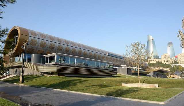 Du lịch thủ đô Baku, Azerbaijan cùng những địa điểm tham quan đặc biệt này- Ảnh 1. Du lịch thủ đô Baku, Azerbaijan cùng những địa điểm tham quan đặc biệt này- Ảnh 1.