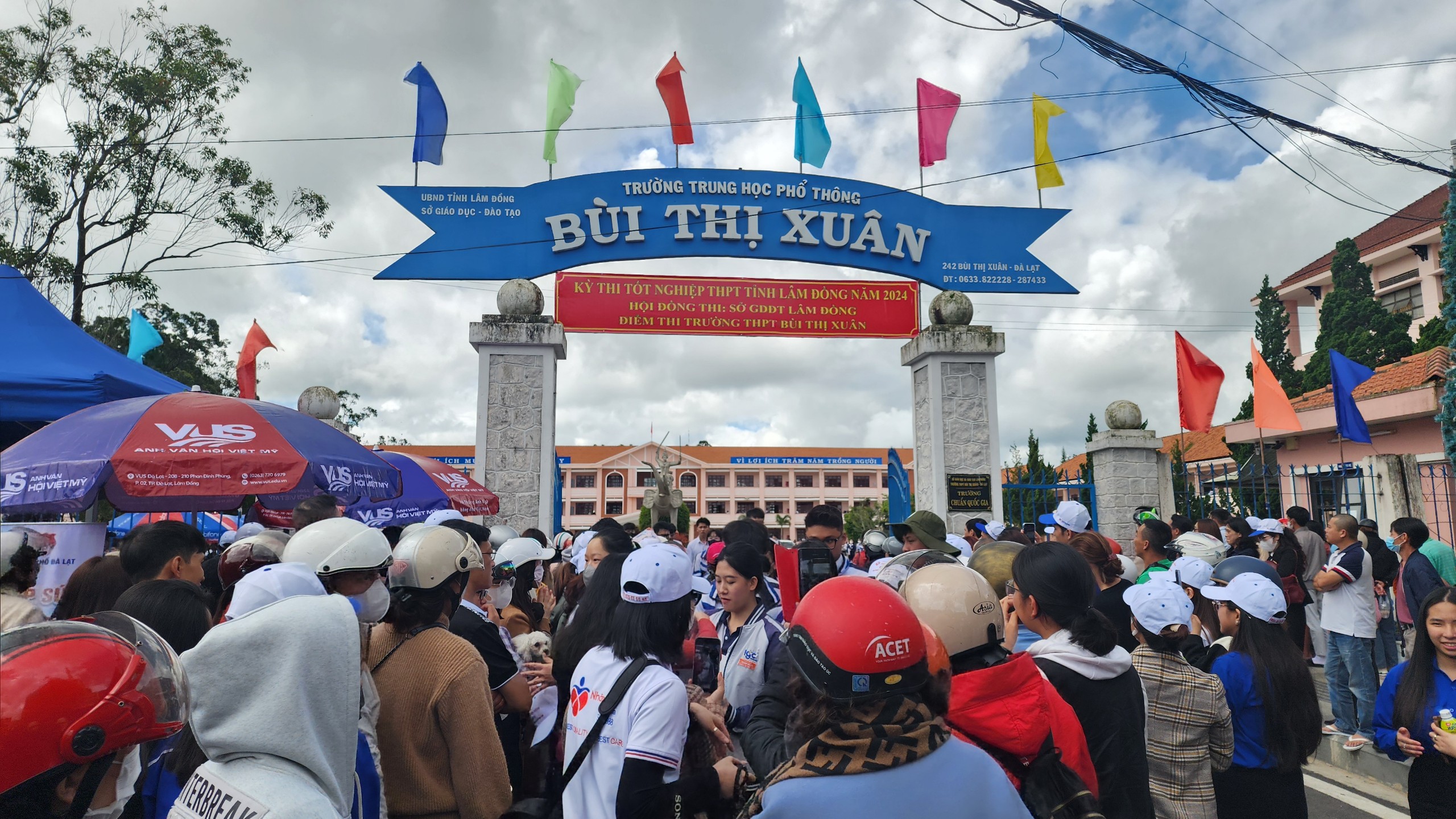 Dư thời gian làm bài môn văn, thí sinh Đà Lạt hy vọng môn toán 'dễ thở'- Ảnh 1. Dư thời gian làm bài môn văn, thí sinh Đà Lạt hy vọng môn toán 'dễ thở'- Ảnh 1.