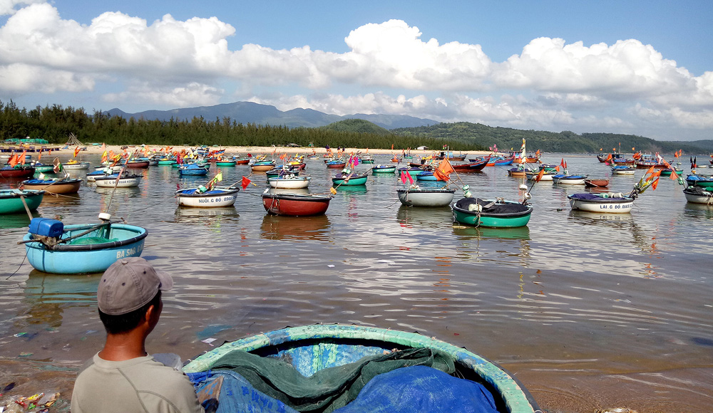 Dưới đỉnh đèo Gành Đỏ, con đèo ở Phú Yên đẹp như phim, hễ dân bắt được cá tôm là bán hết veo- Ảnh 1. Dưới đỉnh đèo Gành Đỏ, con đèo ở Phú Yên đẹp như phim, hễ dân bắt được cá tôm là bán hết veo- Ảnh 1.