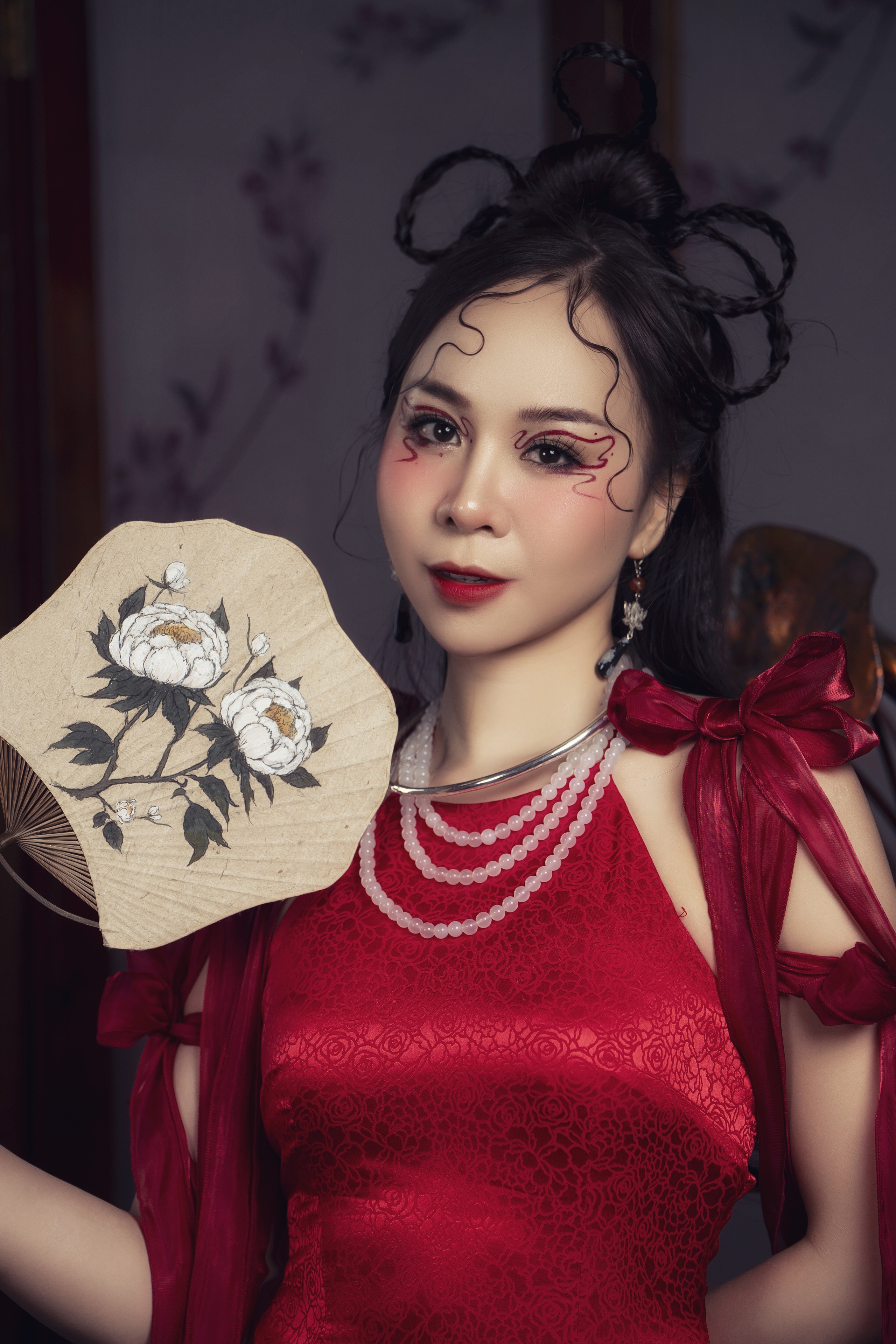 Nhạc sĩ Dương Cầm làm thầy bói, nhảy cực ngầu trong “Cầu duyên” của Hồng Duyên - Ảnh 1. Nhạc sĩ Dương Cầm làm thầy bói, nhảy cực ngầu trong “Cầu duyên” của Hồng Duyên - Ảnh 1.