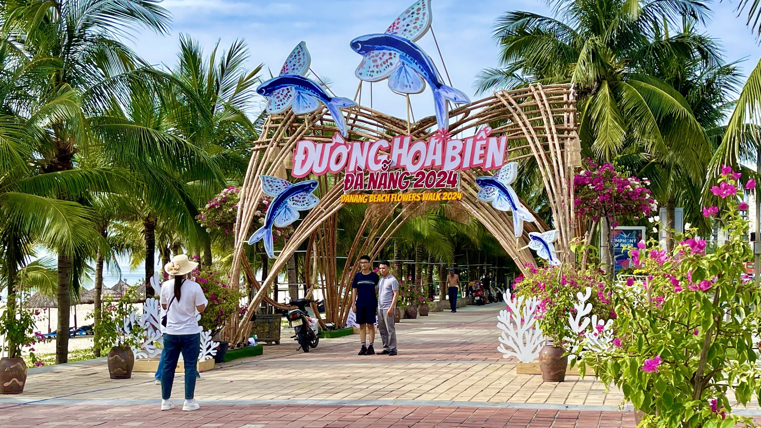 Đường hoa biển Đà Nẵng thành hình, du khách thích thú- Ảnh 1. Đường hoa biển Đà Nẵng thành hình, du khách thích thú- Ảnh 1.