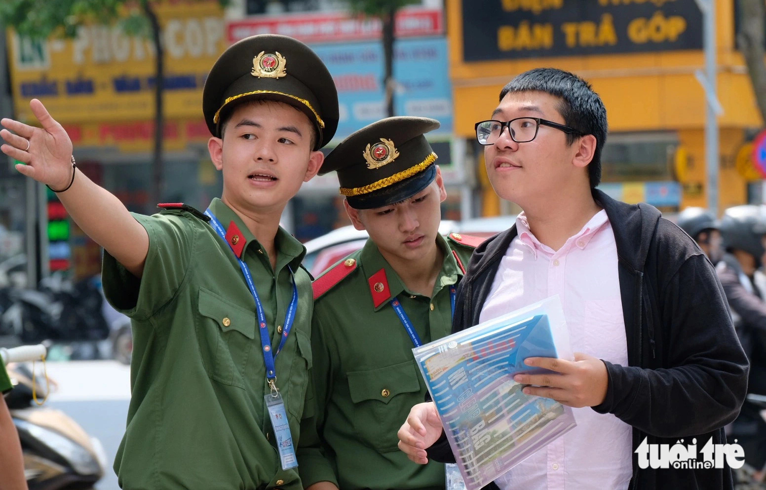 Gần 18.000 thí sinh đua tài cho hơn 2.100 suất vào các trường công an- Ảnh 1. Thí sinh được hướng dẫn vào khu vực làm thủ tục dự thi kỳ thi đánh giá của Bộ Công an năm 2024 - Ảnh: NGUYÊN BẢO