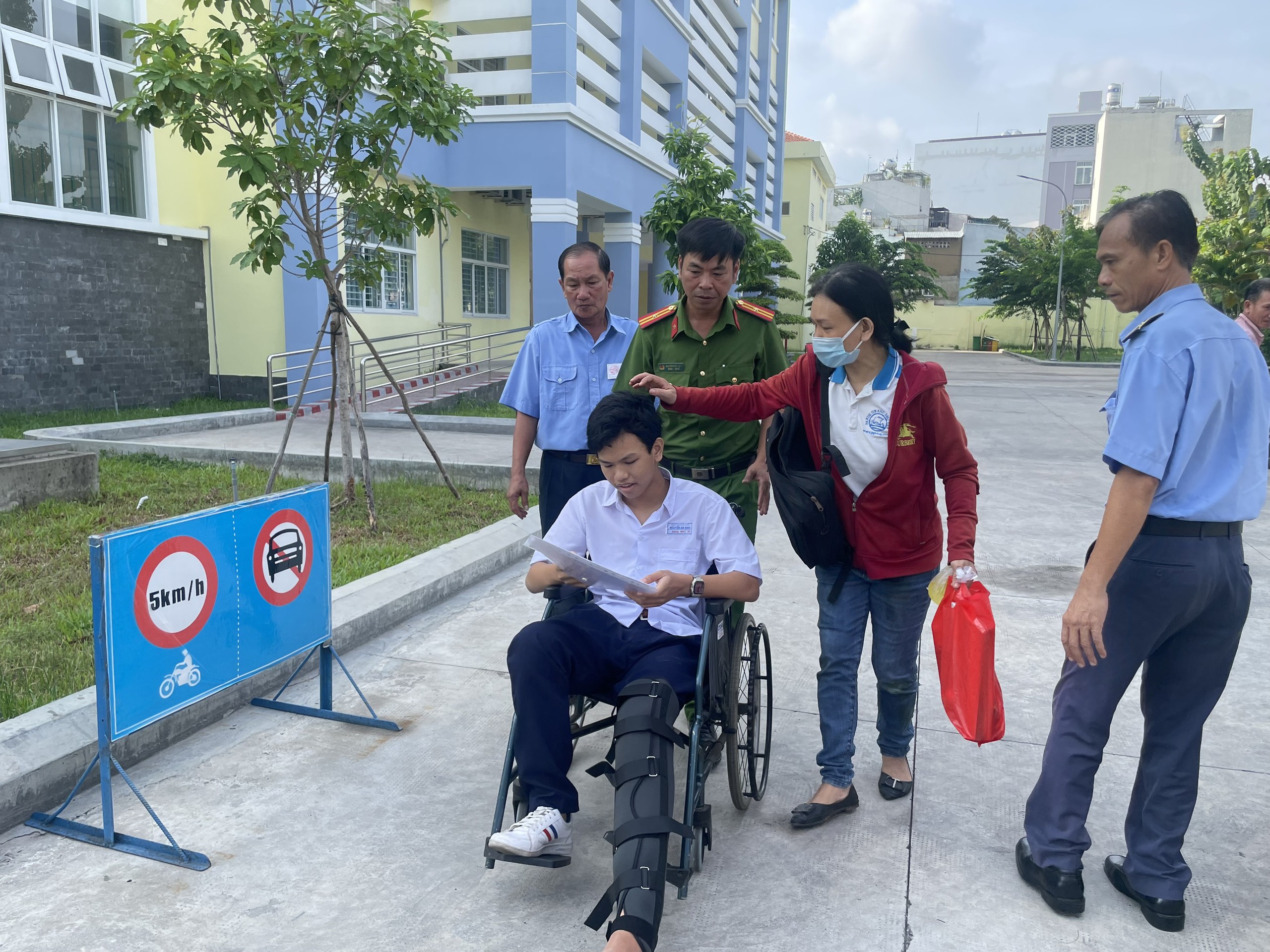 Gặp tai nạn trên đường đi thi, nam sinh được CSGT hỗ trợ khẩn cấp- Ảnh 2. Gặp tai nạn trên đường đi thi, nam sinh được CSGT hỗ trợ khẩn cấp- Ảnh 2.