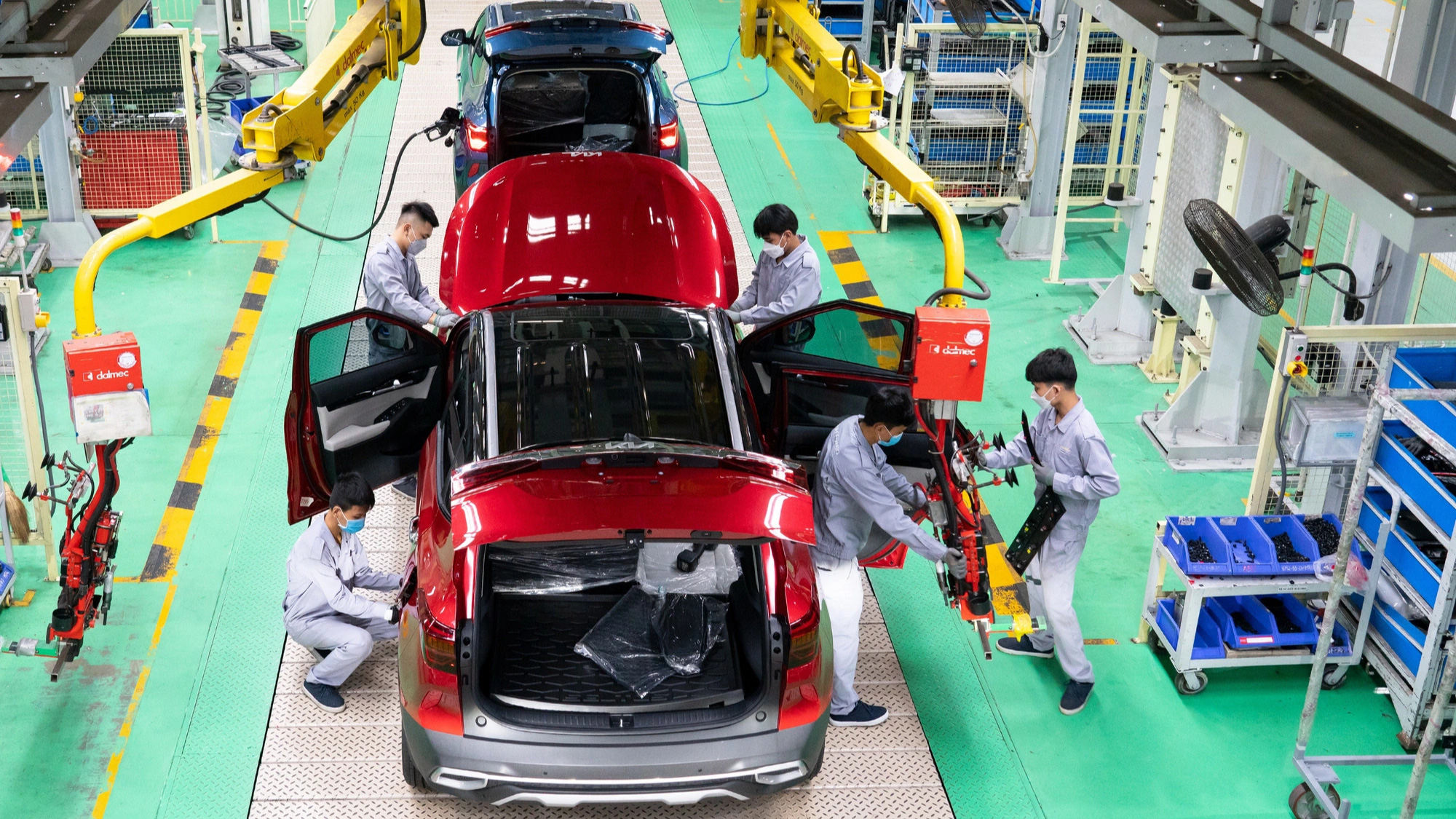 Giảm 50% phí trước bạ ô tô sản xuất trong nước: Có phải ưu đãi người giàu?- Ảnh 1. Sản xuất, lắp ráp ô tô trong nước sẽ có lợi theo đề xuất giảm 50% phí trước bạ mới đây của Bộ Tài chính - Ảnh: HỮU HẠNH
