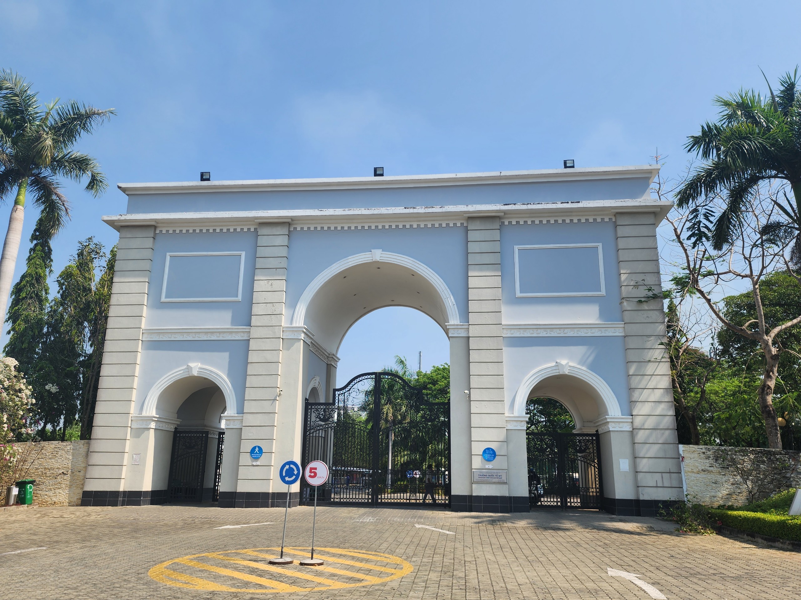 UBND TP HCM giao sở, ngành đề xuất quy trình quản lý trường tư, trường có yếu tố nước ngoài- Ảnh 1. UBND TP HCM giao sở, ngành đề xuất quy trình quản lý trường tư, trường có yếu tố nước ngoài- Ảnh 1.