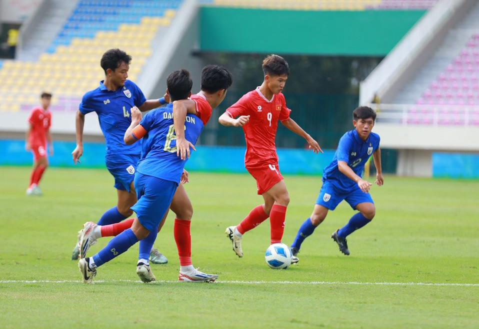 U.16 Việt Nam thua Thái trong ngày có VAR, lỡ giấc mơ chung kết: HLV Minh Chiến nhận lỗi- Ảnh 1. U.16 Việt Nam thua Thái trong ngày có VAR, lỡ giấc mơ chung kết: HLV Minh Chiến nhận lỗi- Ảnh 1.