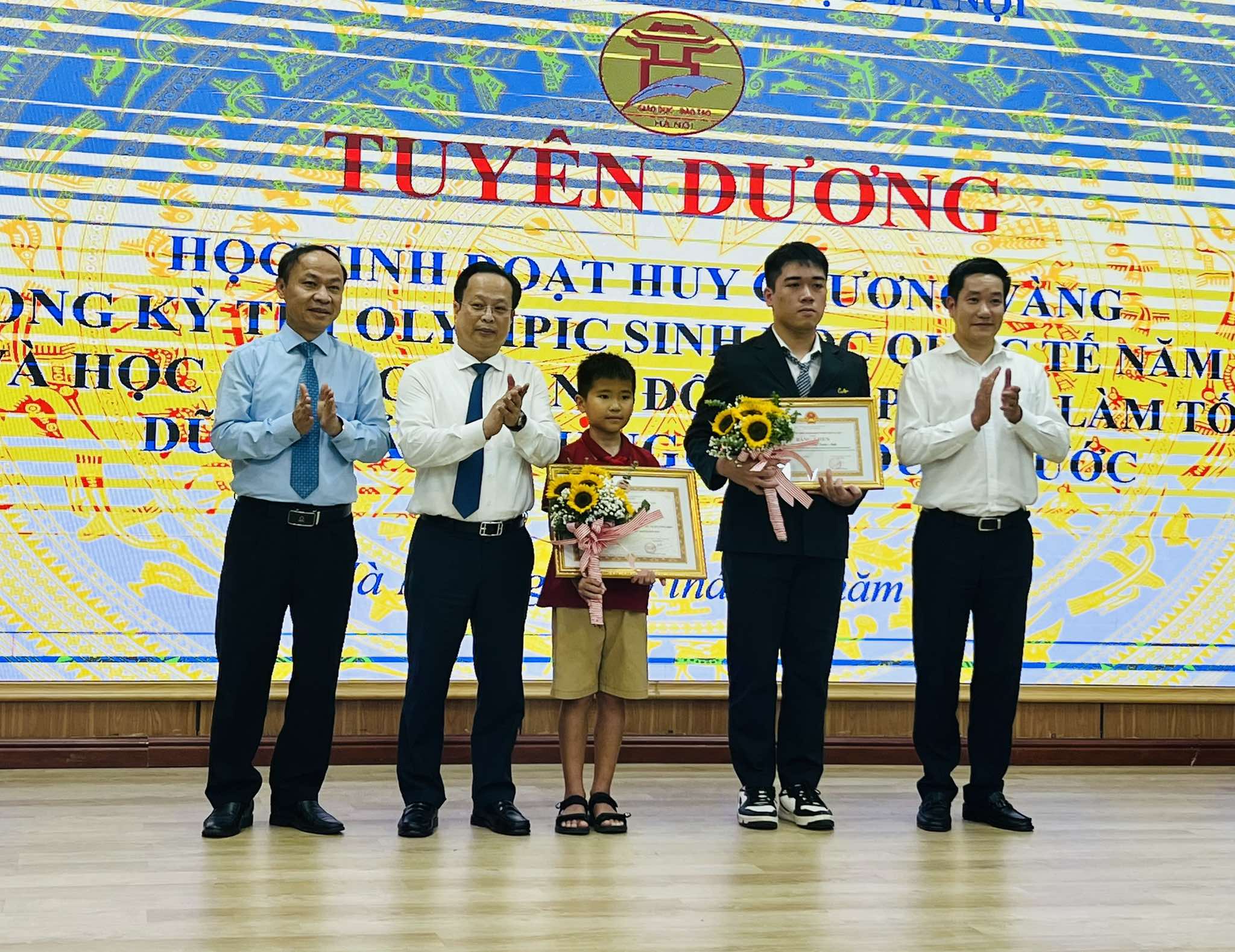 Hà Nội khen thưởng 'nóng' 2 học sinh có thành tích đặc biệt- Ảnh 1. Hà Nội khen thưởng 'nóng' 2 học sinh có thành tích đặc biệt- Ảnh 1.