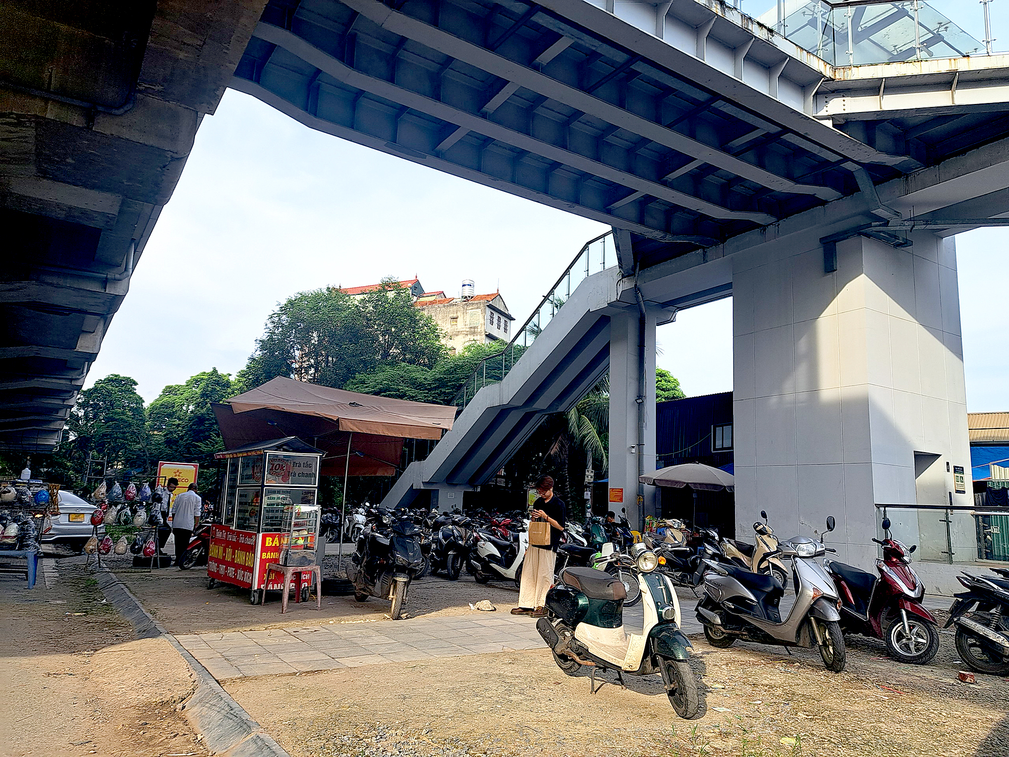 Hà Nội vẫn tràn lan bãi xe không phép- Ảnh 1. Hà Nội vẫn tràn lan bãi xe không phép- Ảnh 1.