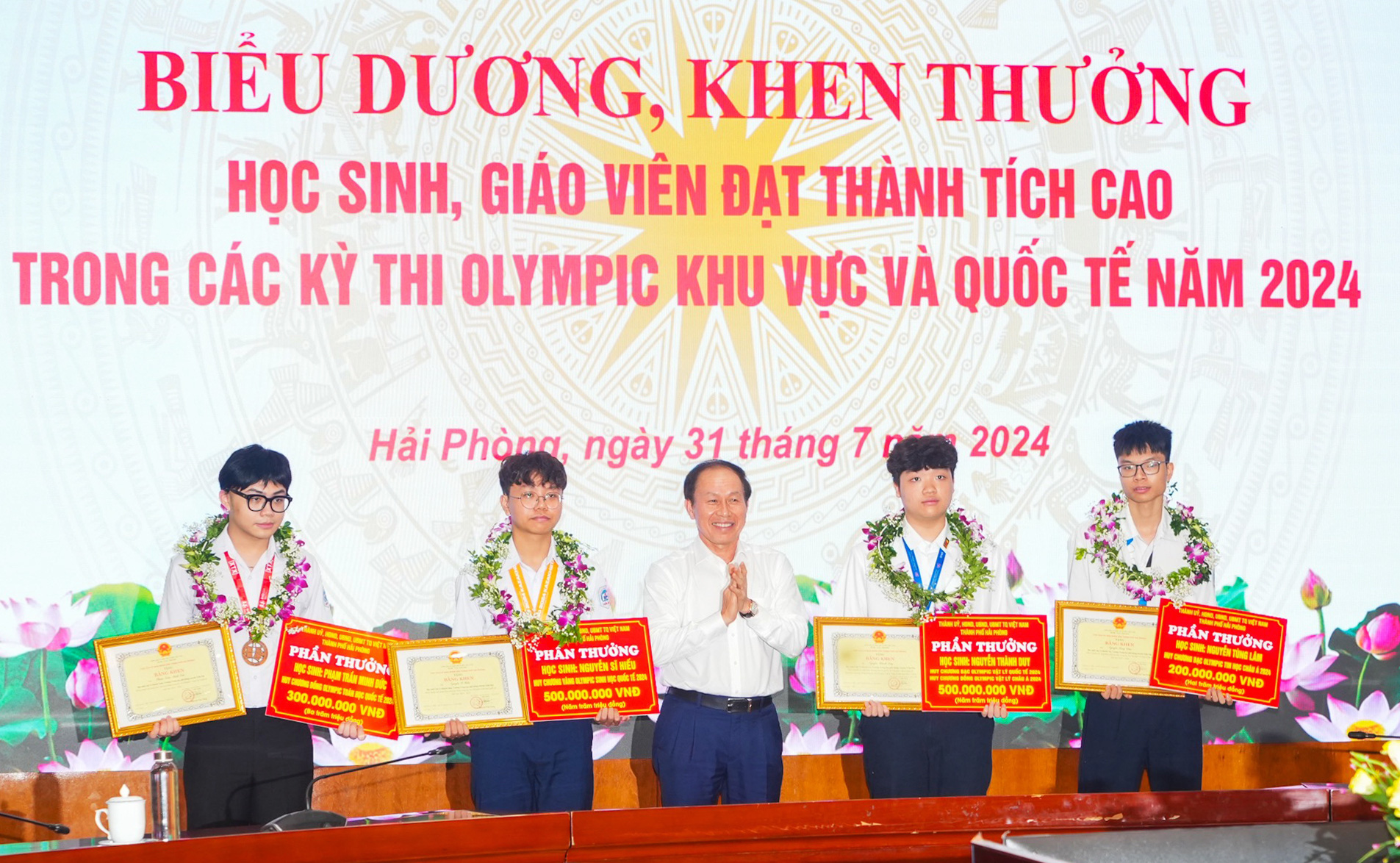 Hải Phòng chi 2,7 tỉ thưởng các cá nhân đoạt giải Olympic- Ảnh 1. Bí thư Thành ủy Hải Phòng Lê Tiến Châu trao bằng khen và phần thưởng cho các học sinh đoạt giải Olympic năm học 2023 - 2024 - Ảnh: Đ.THANH