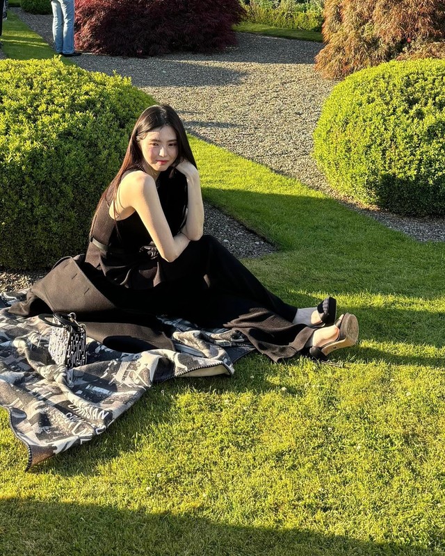 Han So Hee và Anya Taylor-Joy lên đồ nguyên tông đen, thần sắc 'bất phân thắng bại'- Ảnh 1. Han So Hee và Anya Taylor-Joy lên đồ nguyên tông đen, thần sắc 'bất phân thắng bại'- Ảnh 1.