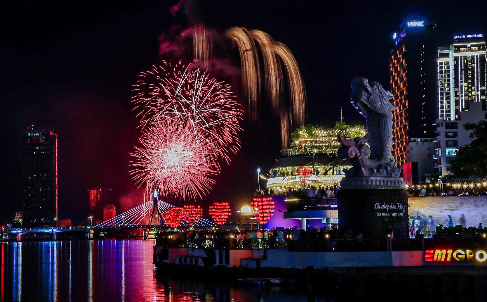 Hàng không Đà Nẵng bội thu chung kết pháo hoa- Ảnh 1. Hàng không Đà Nẵng bội thu chung kết pháo hoa- Ảnh 1.