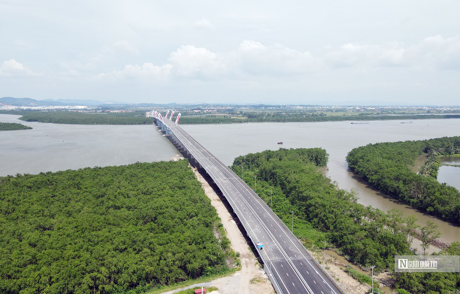 Háo hức chờ thông xe cầu 2.000 tỷ đồng nối Hải Phòng - Quảng Ninh- Ảnh 1. Háo hức chờ thông xe cầu 2.000 tỷ đồng nối Hải Phòng - Quảng Ninh- Ảnh 1.
