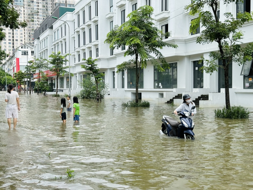 Hình ảnh hầm nhà liền kề, biệt thự triệu đô ngập trong nước sau mưa lớn - 1 Hình ảnh hầm nhà liền kề, biệt thự triệu đô ngập trong nước sau mưa lớn - 1