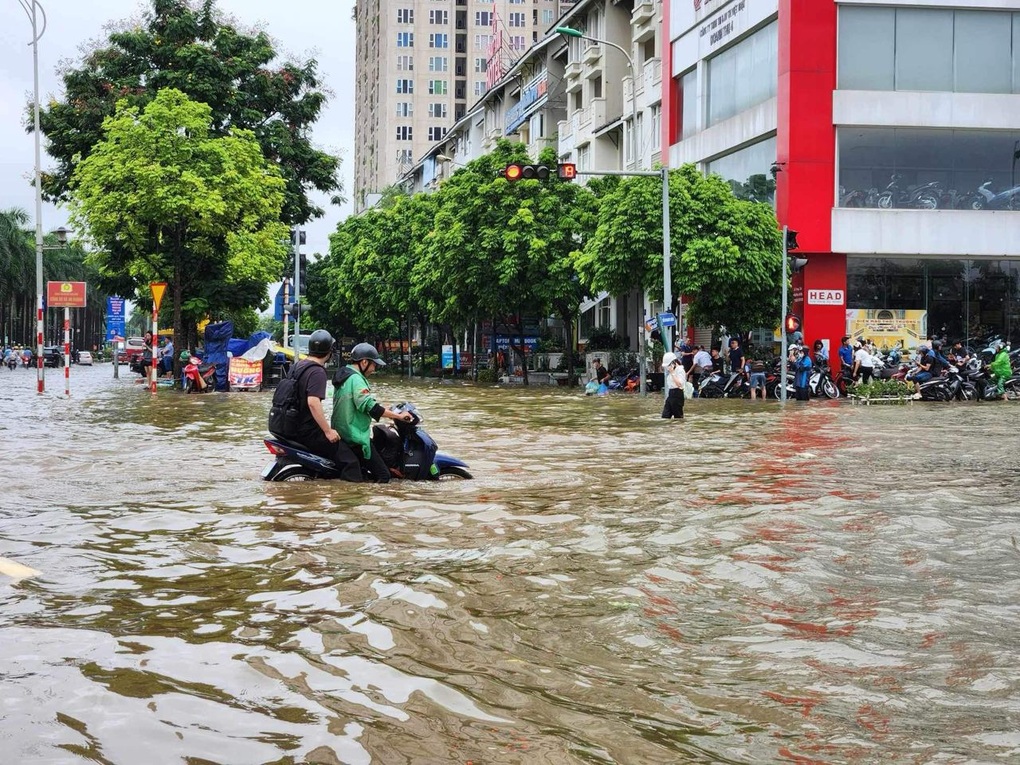 Hình ảnh hầm nhà liền kề, biệt thự triệu đô ngập trong nước sau mưa lớn - 6 Hình ảnh hầm nhà liền kề, biệt thự triệu đô ngập trong nước sau mưa lớn - 6