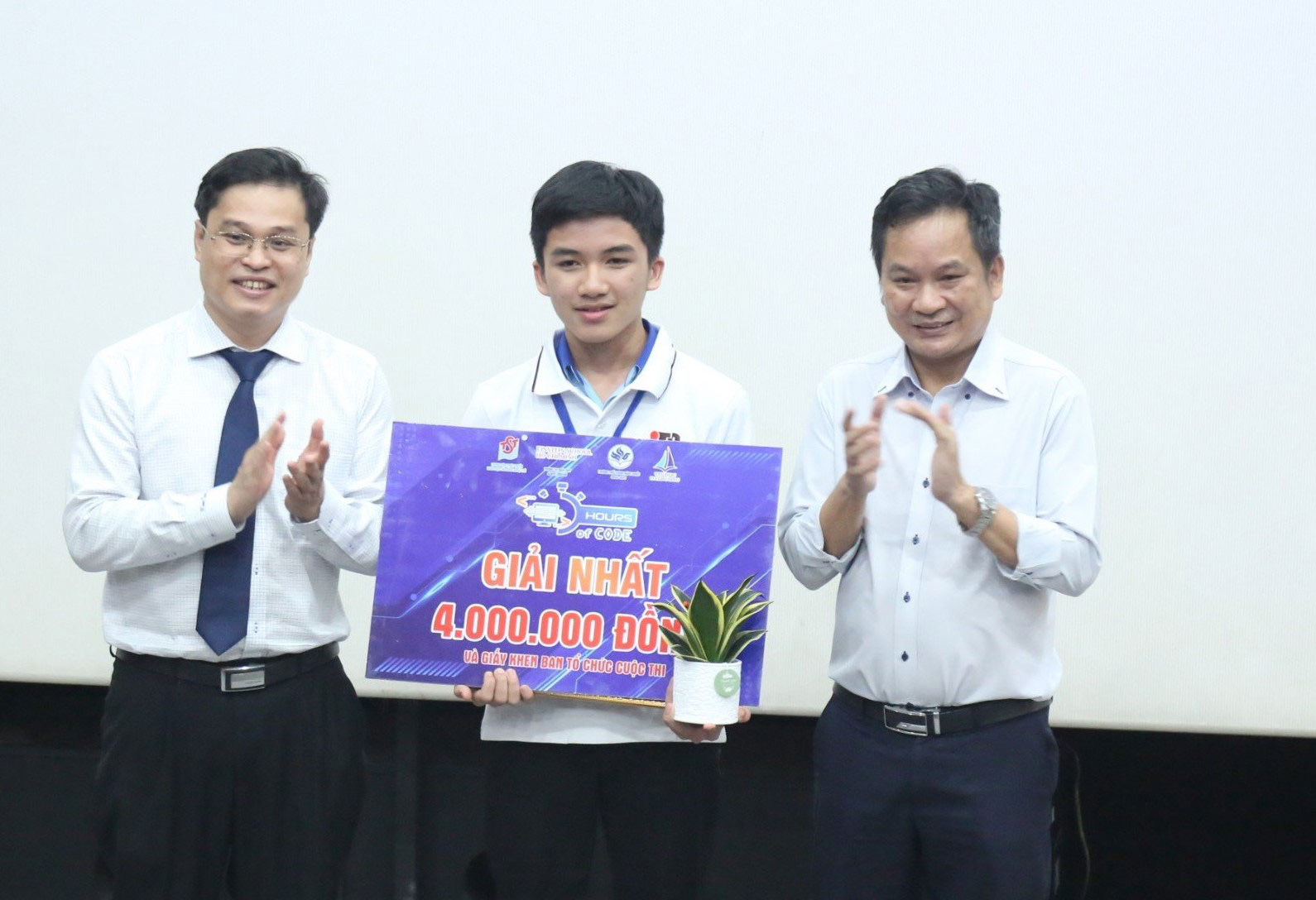 Võ Đăng Tuệ xuất sắc giành 2 giải nhất tại cuộc thi Giờ lập trình - Hour of code năm 2024 Võ Đăng Tuệ xuất sắc giành 2 giải nhất tại cuộc thi Giờ lập trình - Hour of code năm 2024