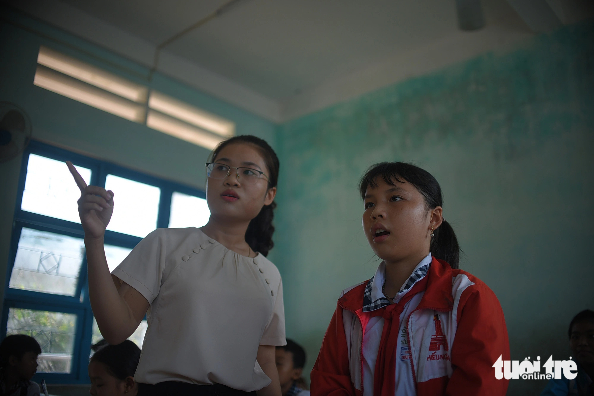 Từ năm 2024-2025, các em học sinh đảo Cù Lao Xanh đang theo học THPT tại TP Quy Nhơn sẽ được hỗ trợ tiền học phí, tiền thuê nhà trọ, tiền ăn và tiền đi đò. Trong ảnh, học sinh tại xã Nhơn Châu trong một giờ học tiếng Anh - Ảnh: LÂM THIÊN Từ năm 2024-2025, các em học sinh đảo Cù Lao Xanh đang theo học THPT tại TP Quy Nhơn sẽ được hỗ trợ tiền học phí, tiền thuê nhà trọ, tiền ăn và tiền đi đò. Trong ảnh: Học sinh tại xã Nhơn Châu trong một giờ học tiếng Anh - Ảnh: LÂM THIÊN
