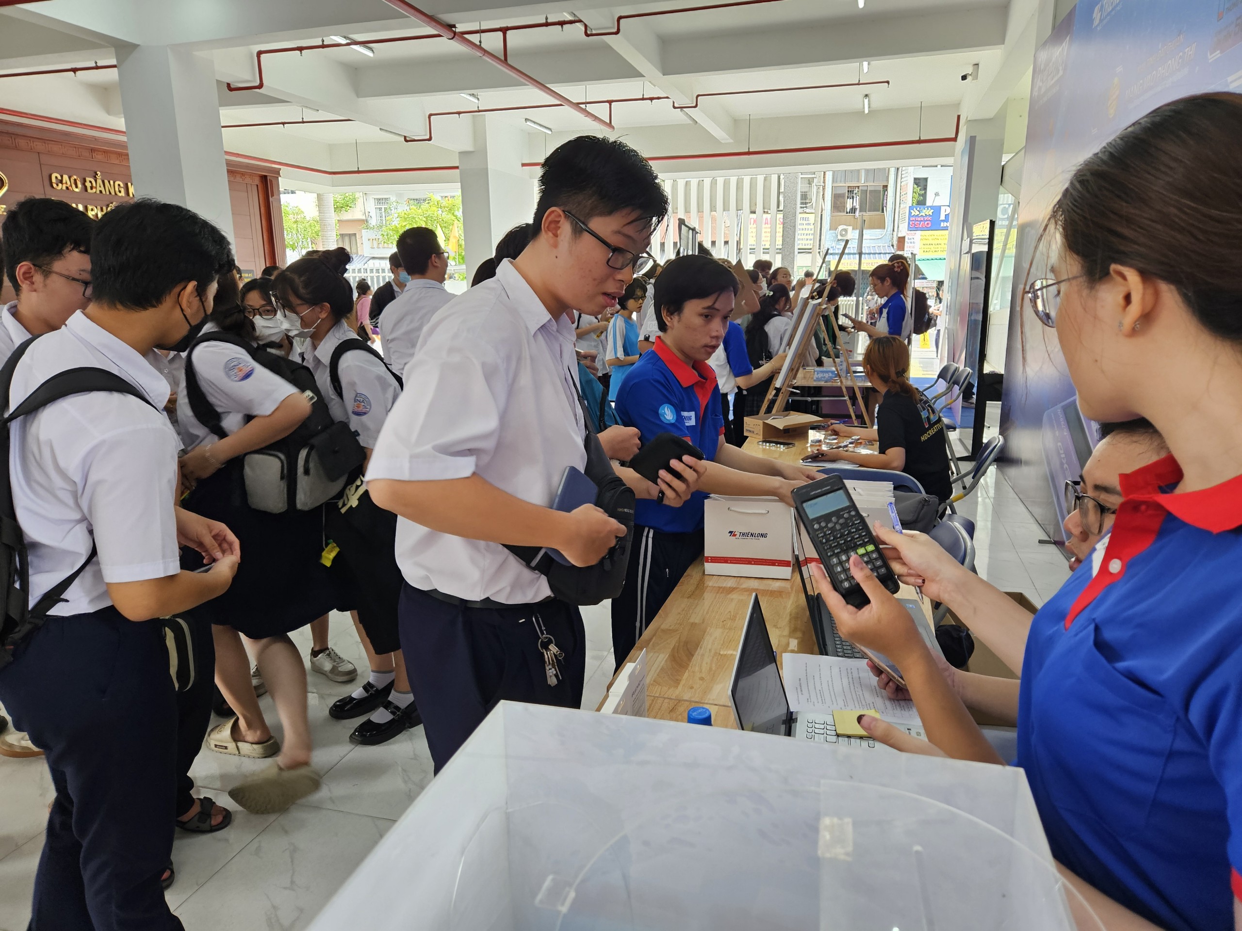Học sinh lớp 12 hào hứng đổi máy tính cầm tay mới- Ảnh 1. Học sinh lớp 12 hào hứng đổi máy tính cầm tay mới- Ảnh 1.
