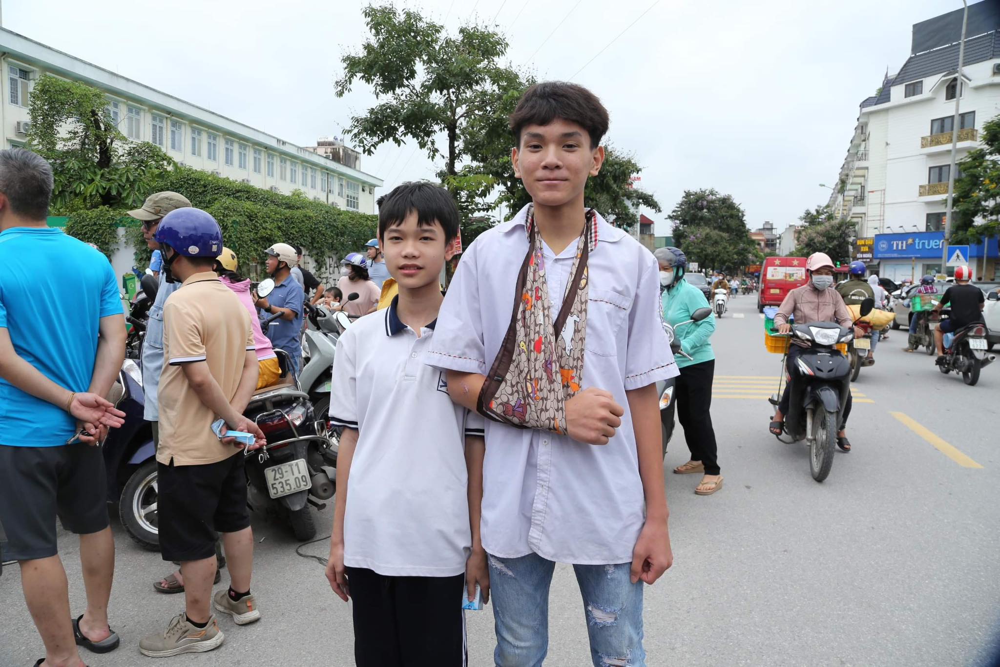 Đề thi Văn vào lớp 10 Hà Nội 2024: Học sinh vui sướng dự đoán điểm cao- Ảnh 3.