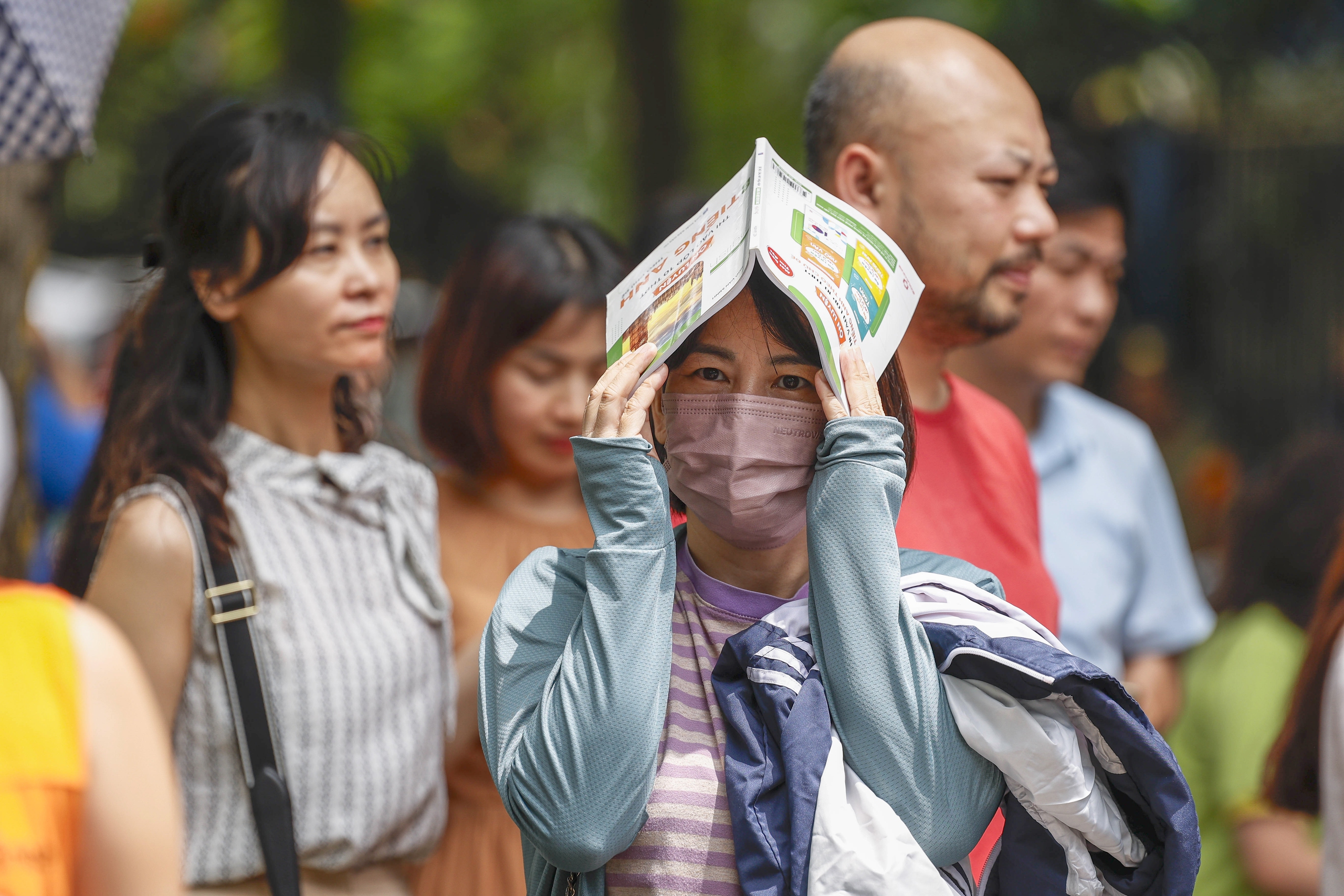 Hồi hộp chờ điểm chuẩn vào lớp 10 ở Hà Nội- Ảnh 1. Hồi hộp chờ điểm chuẩn vào lớp 10 ở Hà Nội- Ảnh 1.
