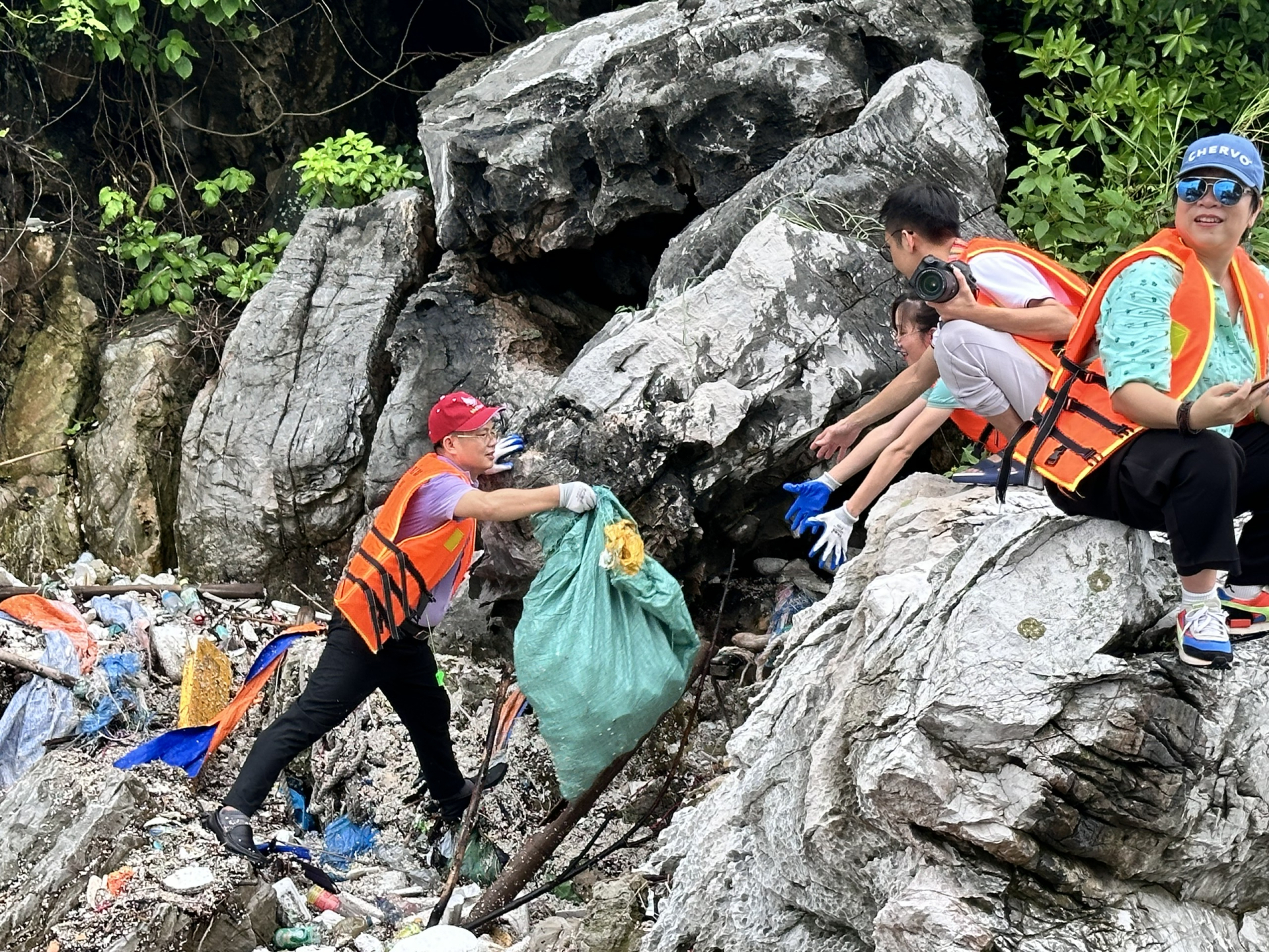 hoi vien nha bao tinh quang ninh tich cuc tham gia thu gom rac thai tai vinh ha long hinh 1