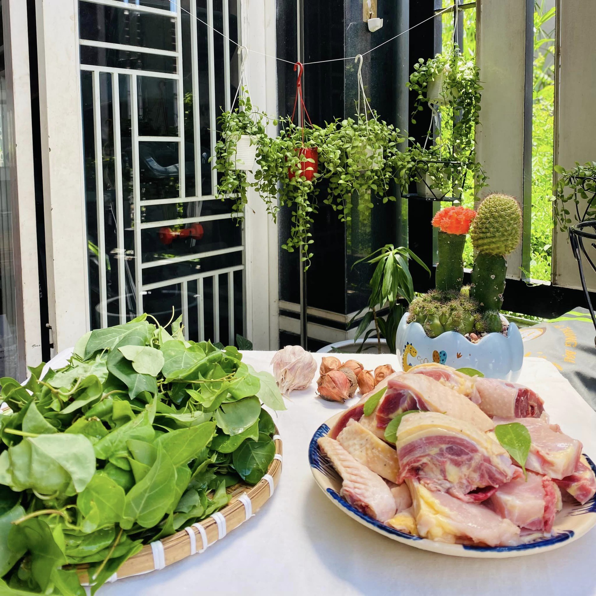 Hướng dẫn làm canh gà lá giang cực ngon - Ảnh 1. Hướng dẫn làm canh gà lá giang cực ngon - Ảnh 1.