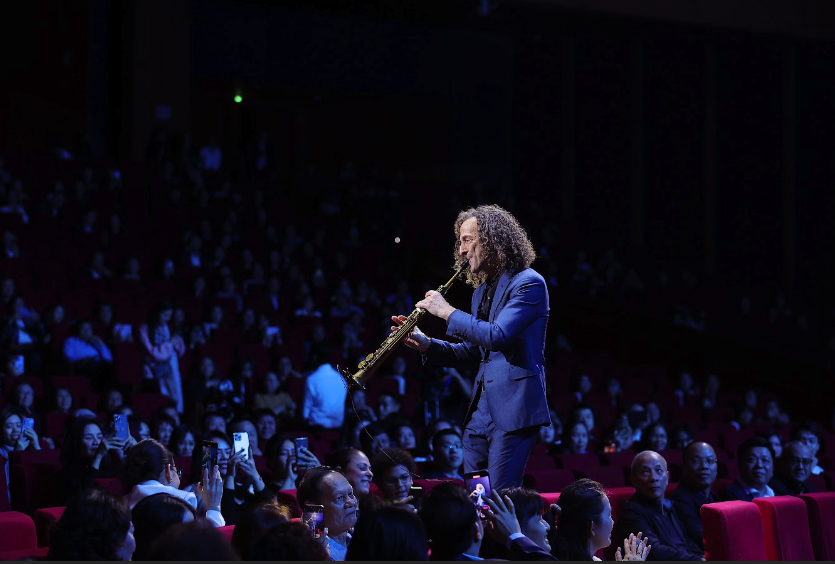 Kenny G mê hoặc khán giả bằng những giai điệu bất hủ - Ảnh 1. Kenny G mê hoặc khán giả bằng những giai điệu bất hủ - Ảnh 1.