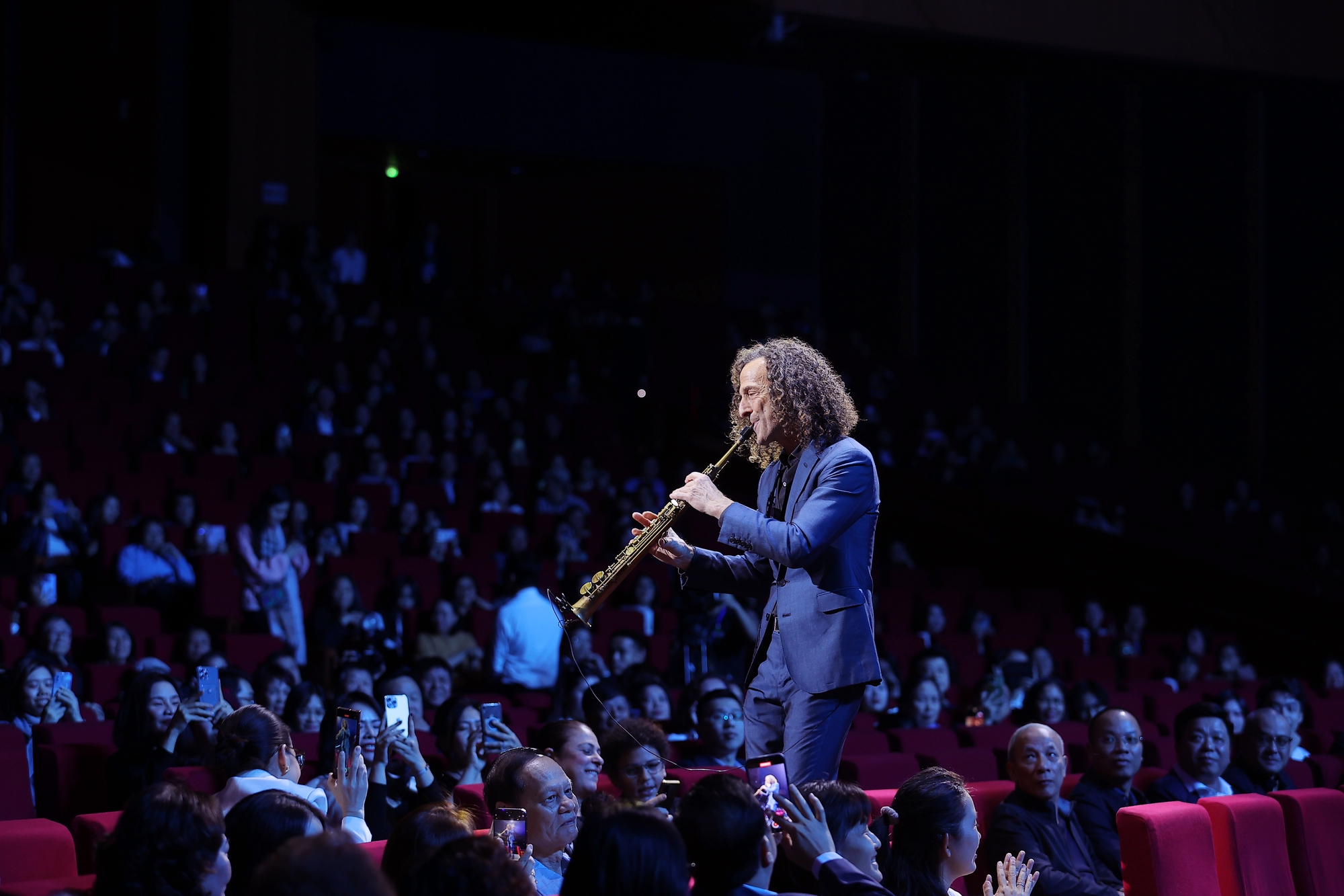 Kenny G “vã mồ hôi” khi giao lưu với khán giả bằng tiếng Việt - Ảnh 1. Kenny G “vã mồ hôi” khi giao lưu với khán giả bằng tiếng Việt - Ảnh 1.