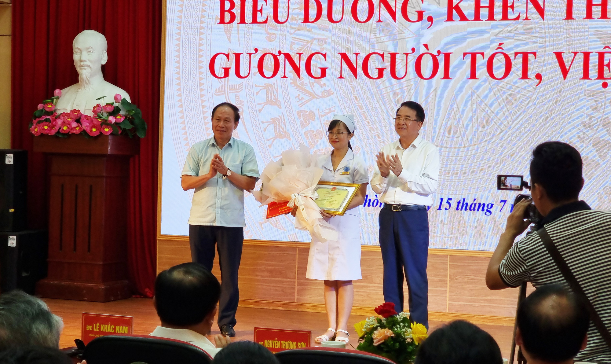 Khen thưởng nữ điều dưỡng cứu sống bé 7 ngày tuổi bị sặc sữa- Ảnh 1. Lãnh đạo TP Hải Phòng biểu dương, khen thưởng nữ điều dưỡng Nguyễn Thị Thảo khi đã nỗ lực cấp cứu cháu bé 7 ngày tuổi bị ngừng thở, ngừng tim vì sặc sữa - Ảnh: T. THẮNG