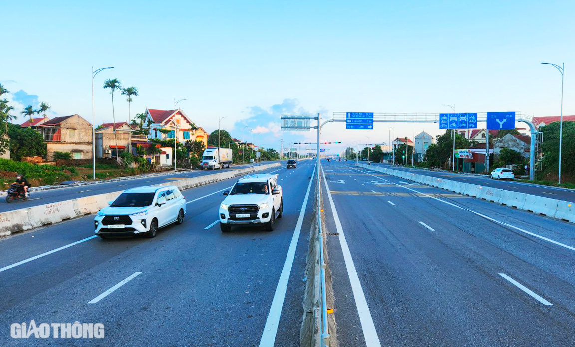 Lái xe lưu ý gì khi lưu thông trên đường nối hai cao tốc trị giá 3.200 tỷ ở Hưng Yên?- Ảnh 1. Lái xe lưu ý gì khi lưu thông trên đường nối hai cao tốc trị giá 3.200 tỷ ở Hưng Yên?- Ảnh 1.