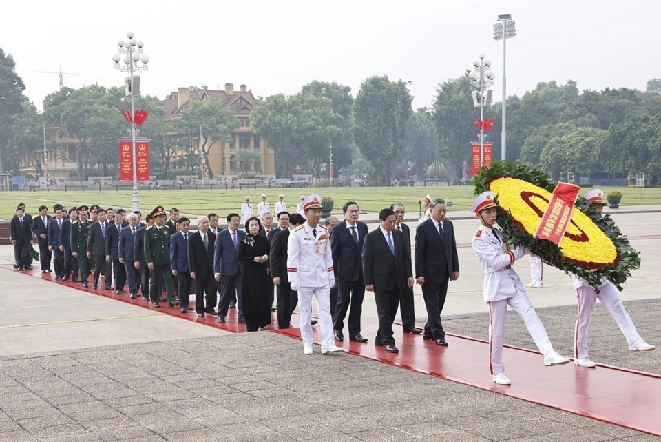 Đoàn đại biểu Ban Chấp hành T.Ư Đảng, Chủ tịch nước, Quốc hội, Chính phủ, Ủy ban T.Ư MTTQ Việt Nam vào Lăng viếng Chủ tịch Hồ Chí Minh.
