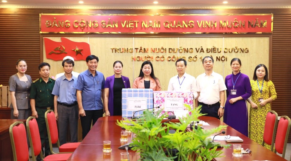 Đoàn công tác TP Hà Nội do Chủ tịch Ủy ban Mặt trận Tổ quốc Việt Nam TP Nguyễn Lan Hương làm Trưởng Đoàn đi thăm, tặng quà Trung tâm Nuôi dưỡng và điều dưỡng người có công số 1 Hà Nội
