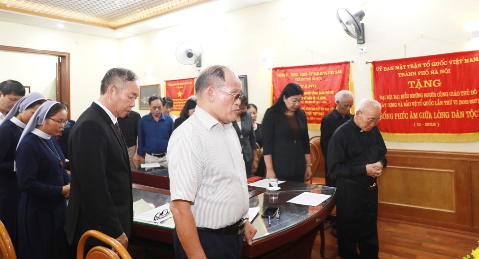 Lãnh đạo Ủy ban Đoàn kết Công giáo Việt Nam, lãnh đạo Ủy ban Mặt trận Tổ quốc Việt Nam TP Hà Nội và đồng bào Công giáo Thủ đô thắp nến cầu nguyện, tưởng nhớ công lao của Tổng Bí thư Nguyễn Phú Trọng