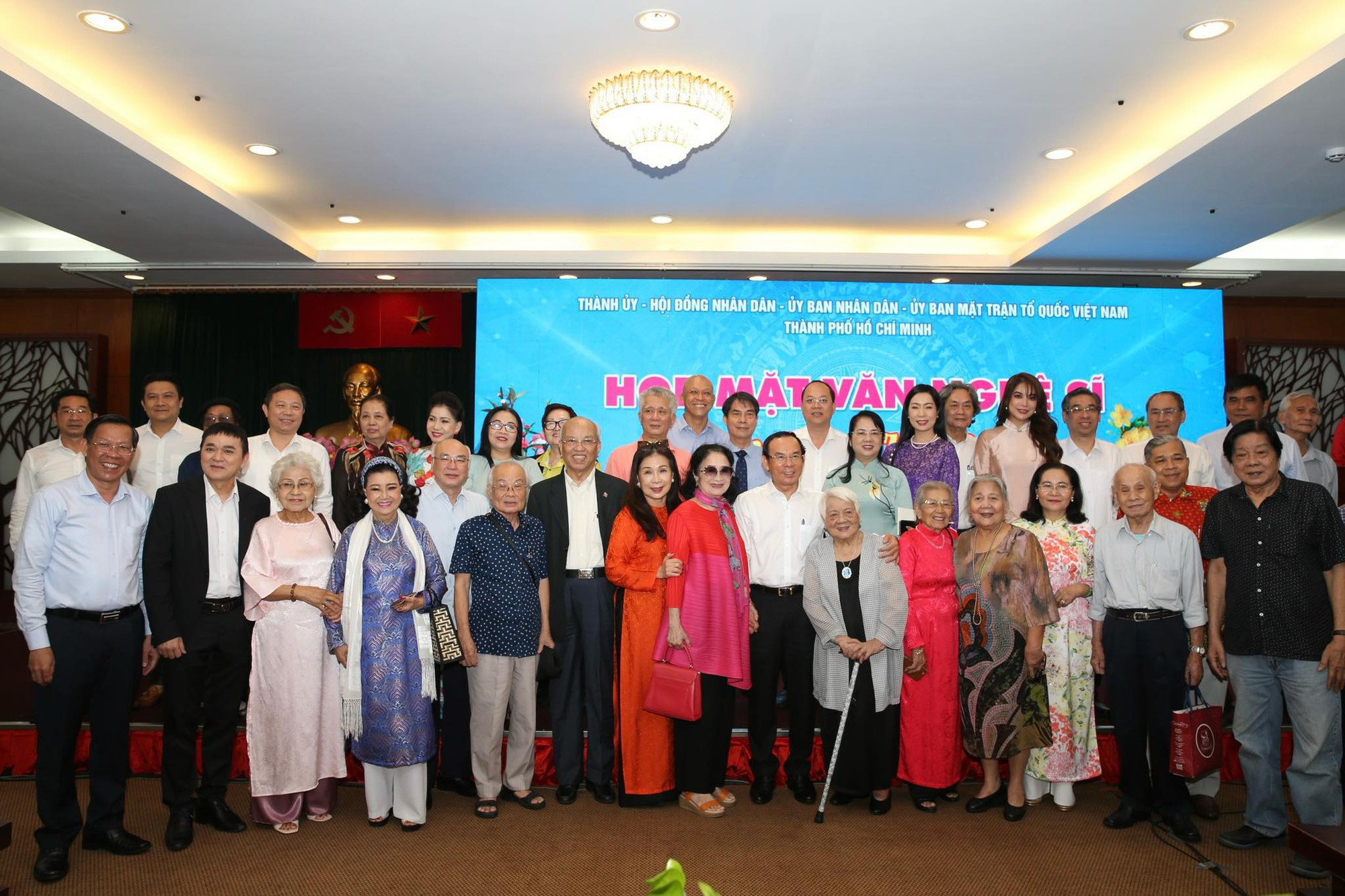 Lãnh đạo TP HCM gặp gỡ văn nghệ sĩ đầu xuân 2024- Ảnh 1. Lãnh đạo TP HCM gặp gỡ văn nghệ sĩ đầu xuân 2024- Ảnh 1.