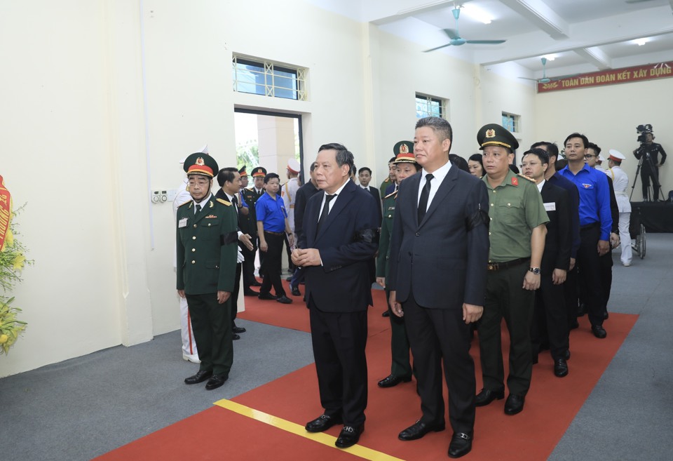 Sau đoàn gia tộc nội, ngoại của Tổng Bí thư do ông Nguyễn Phú Thi làm Trưởng đoàn vào viếng; đoàn Thành ủy - HĐND - UBND - Ủy ban Mặt trận Tổ quốc Việt Nam Thành phố Hà Nội do Phó Bí thư Thành ủy Nguyễn Văn Phong làm Trưởng đoàn vào viếng.