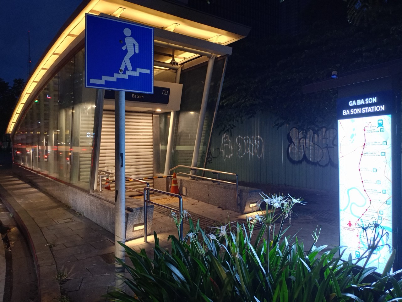 TP.HCM: Lắp đặt trụ đèn biển báo hướng dẫn hành khách nhà ga tuyến metro số 1- Ảnh 2. TP.HCM: Lắp đặt trụ đèn biển báo hướng dẫn hành khách nhà ga tuyến metro số 1- Ảnh 2.