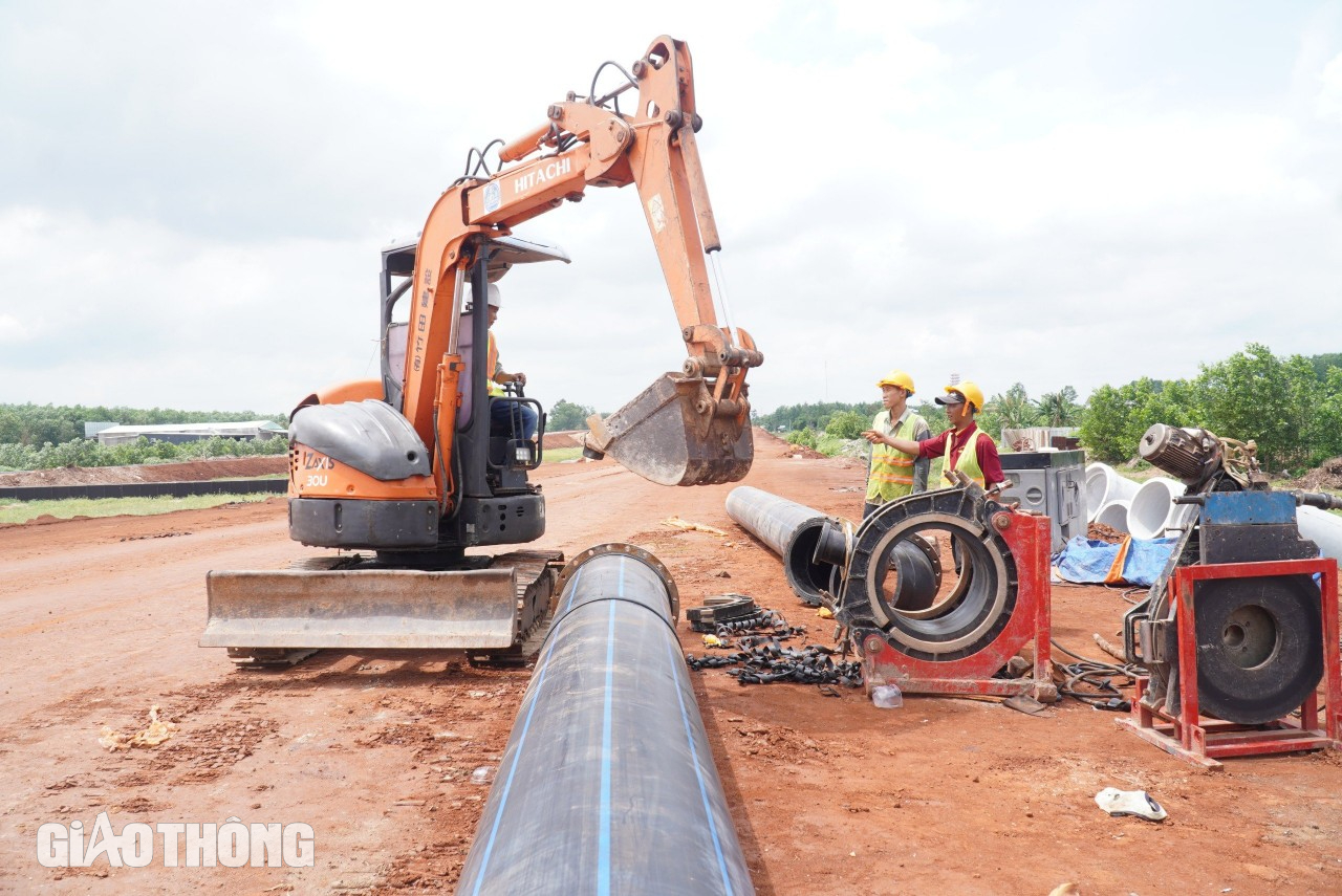 Lắp đường ống dài gần 6km đưa nước sạch vào sân bay Long Thành- Ảnh 1. Lắp đường ống dài gần 6km đưa nước sạch vào sân bay Long Thành- Ảnh 1.