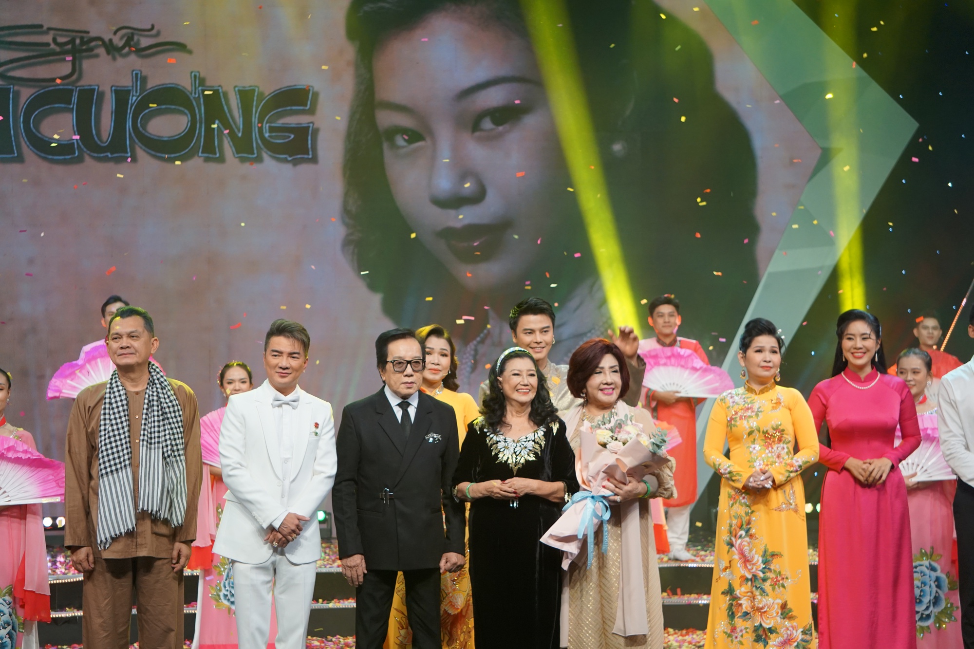 Lệ Thủy, Elvis Phương, Đàm Vĩnh Hưng xúc động đêm vinh danh Kỳ nữ Kim Cương- Ảnh 1. Lệ Thủy, Elvis Phương, Đàm Vĩnh Hưng xúc động đêm vinh danh Kỳ nữ Kim Cương- Ảnh 1.