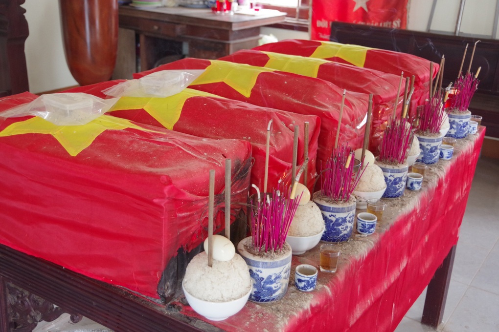 Liên tiếp phát hiện nhiều hài cốt liệt sỹ gần bờ sông - 2 Liên tiếp phát hiện nhiều hài cốt liệt sỹ gần bờ sông - 2